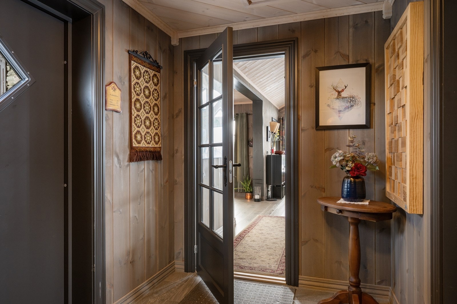Fra gangen fører en dør inn til det hyttens allrom. Galleribilde
