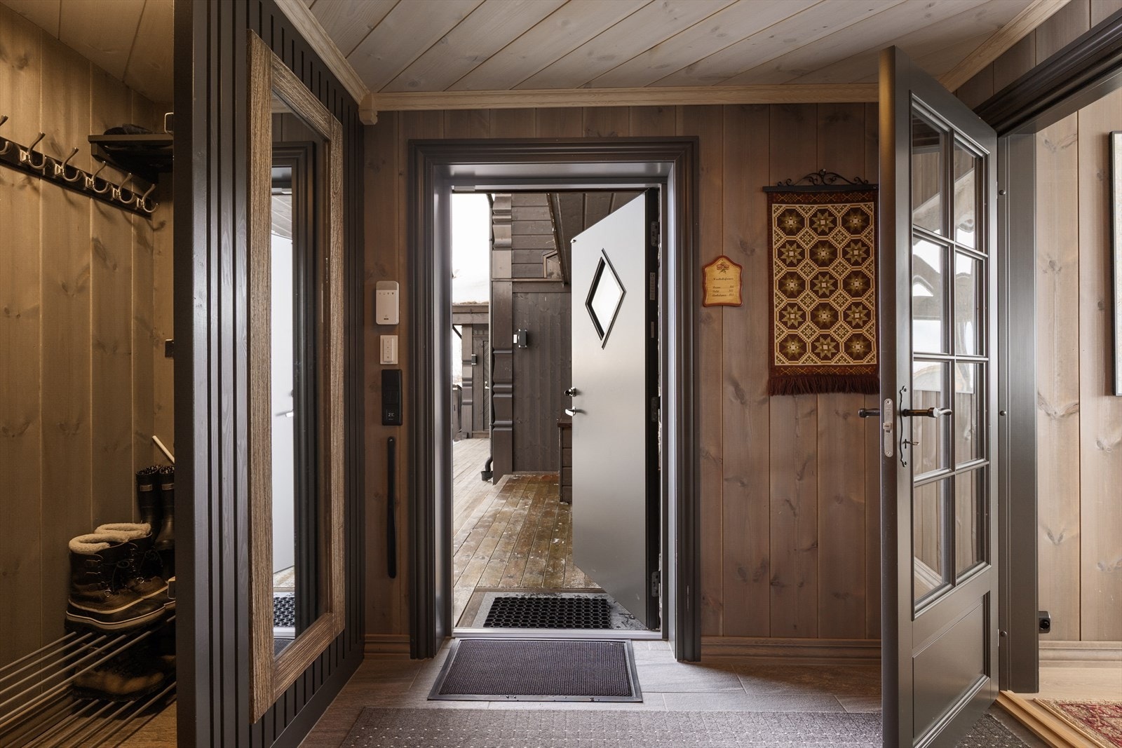 En innbydende entré/gang ønsker deg velkommen inn i hytten. Galleribilde