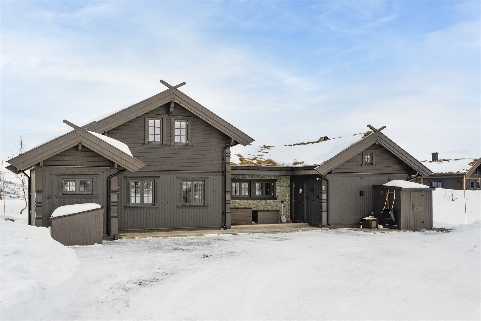 Det er lett adkomst til hytta, og ingen bomveg. Det er svært god parkering for flere biler. Galleribilde