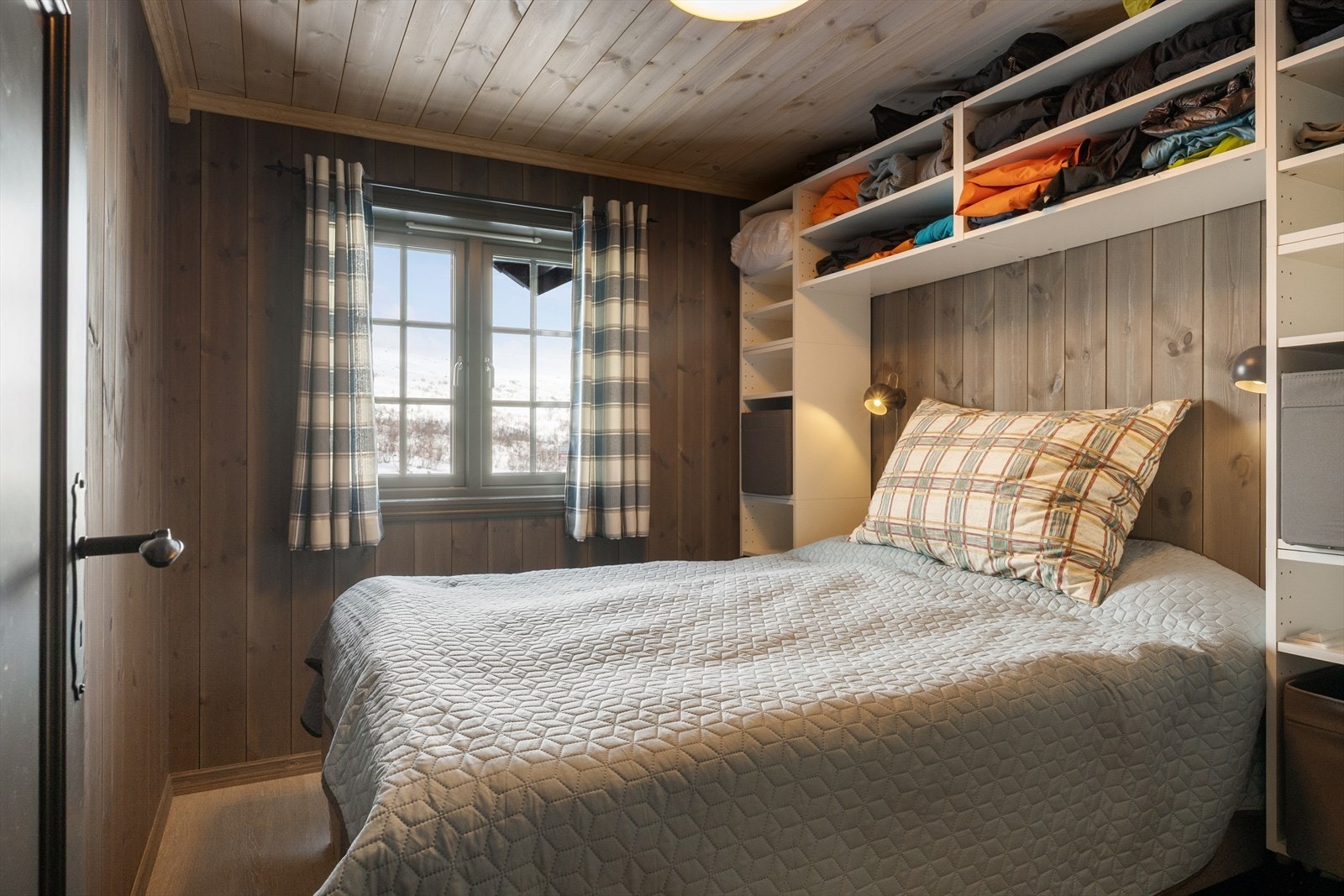 Soverommene er romslige og har plass til både seng og oppbevaringsløsninger. Galleribilde