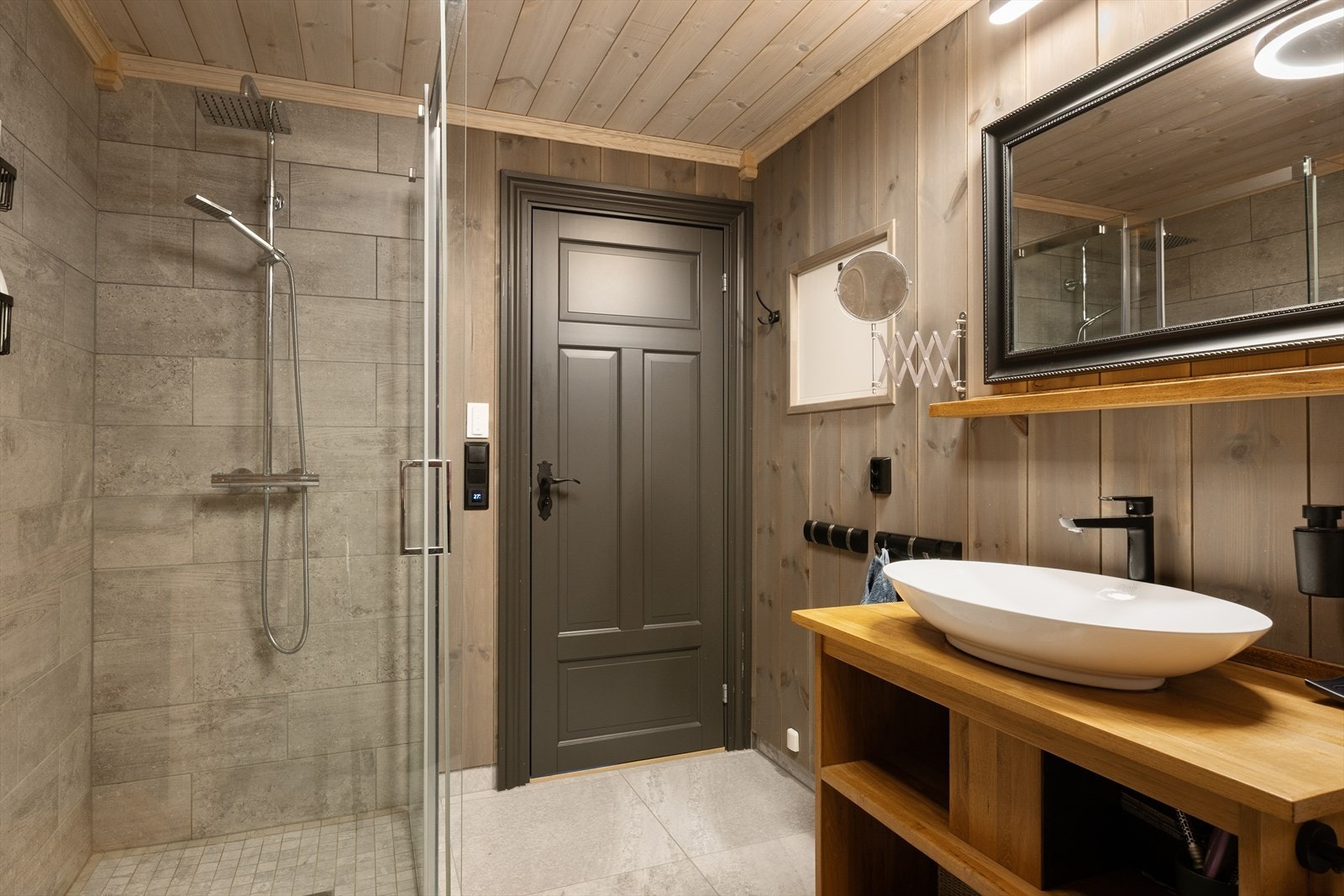 Her er badet med adgang fra mellomgangen. Både gulvet her og på det andre badet er flislagt med elektriske varmekabler. Galleribilde