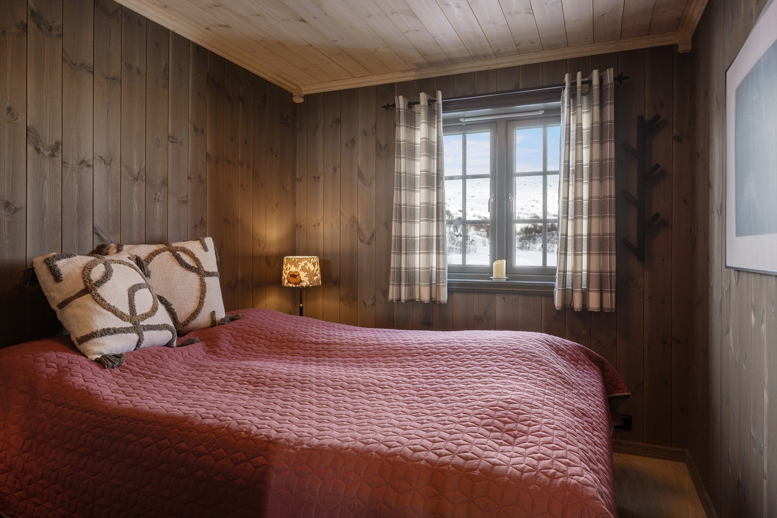 Hytta har tre soverom i hovedetasjen, alle med panel på veggene. Her har man adkomst til sengen fra begge sider. Galleribilde