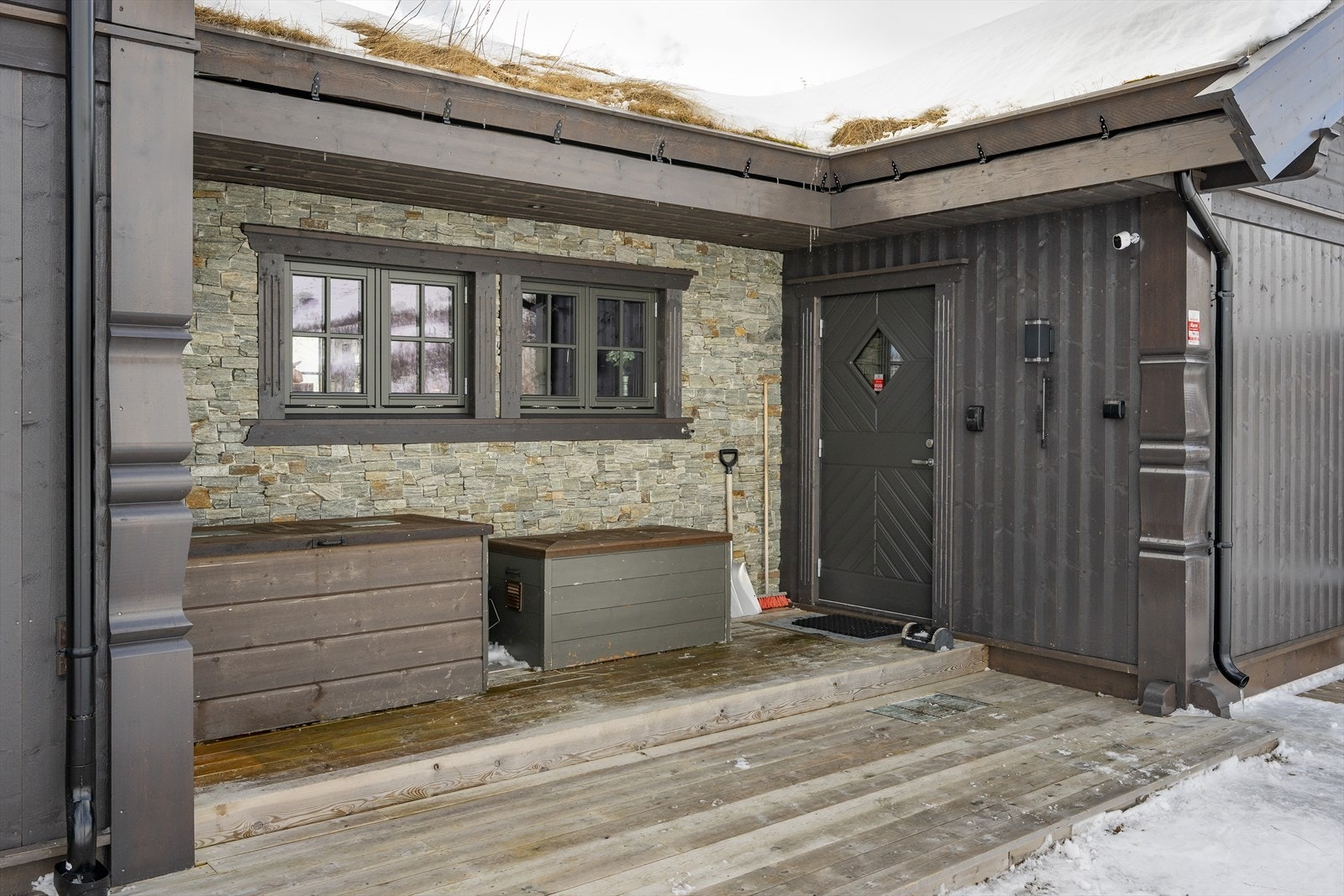 Inngangspartiet er overbygd med detaljer i naturstein. Galleribilde