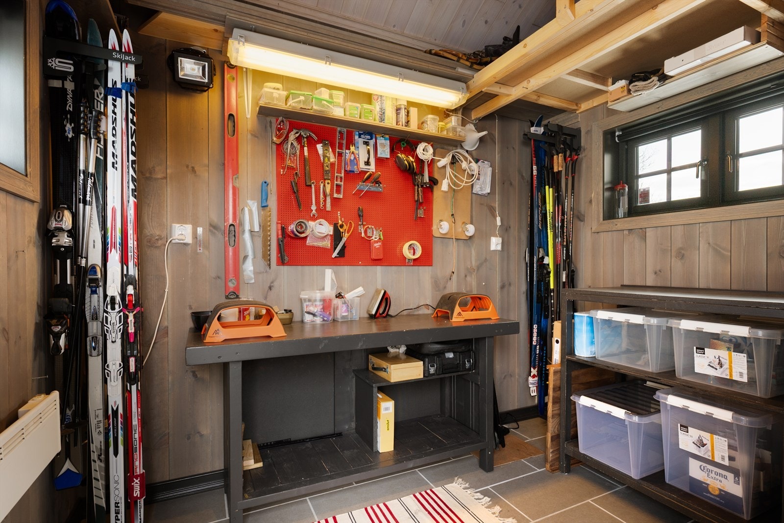 En praktisk bod i hovedetasjen gir rikelig med lagringsplass for ski og utstyr. 6,4 m2 med flis på gulv og skioppheng for mange par ski. Galleribilde