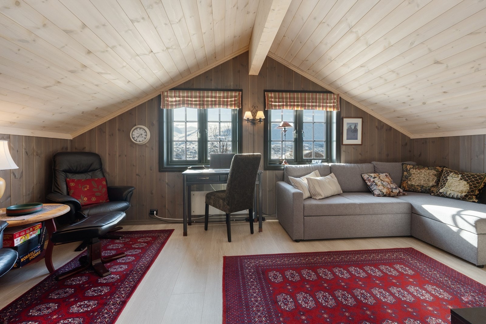 Loftstuen er et hyggelig ekstra oppholdsrom, ideelt for både avslapning og jobb. Galleribilde