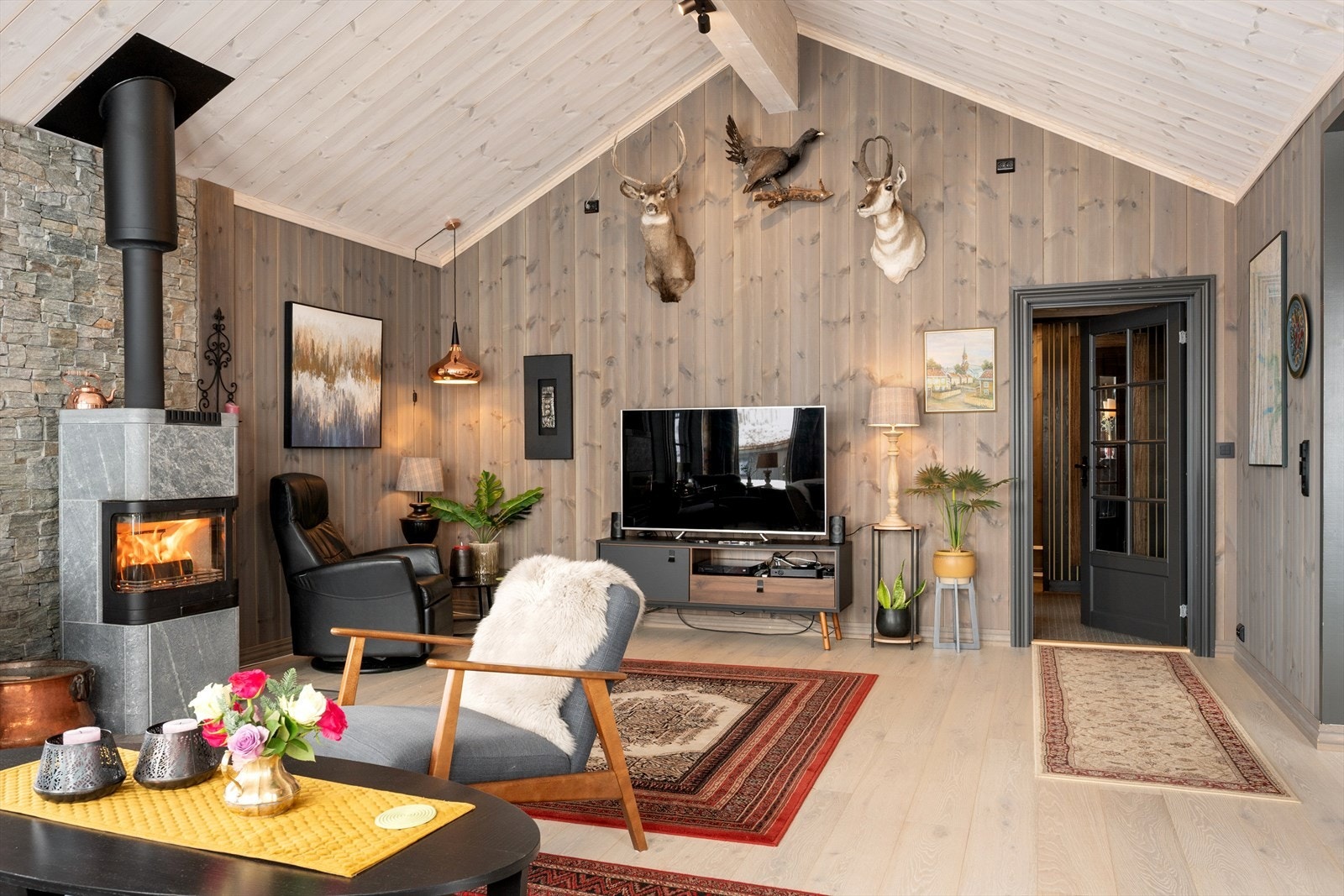 Stuen har god plass til flere sittegrupper og møblering etter ønske. Galleribilde