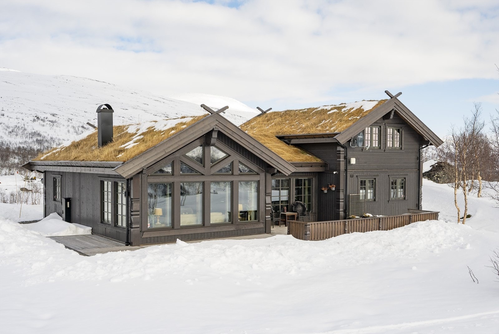 Hytten er en moderne Eikås hytte på 155 m² BRA, som ble oppført i 2021. Galleribilde