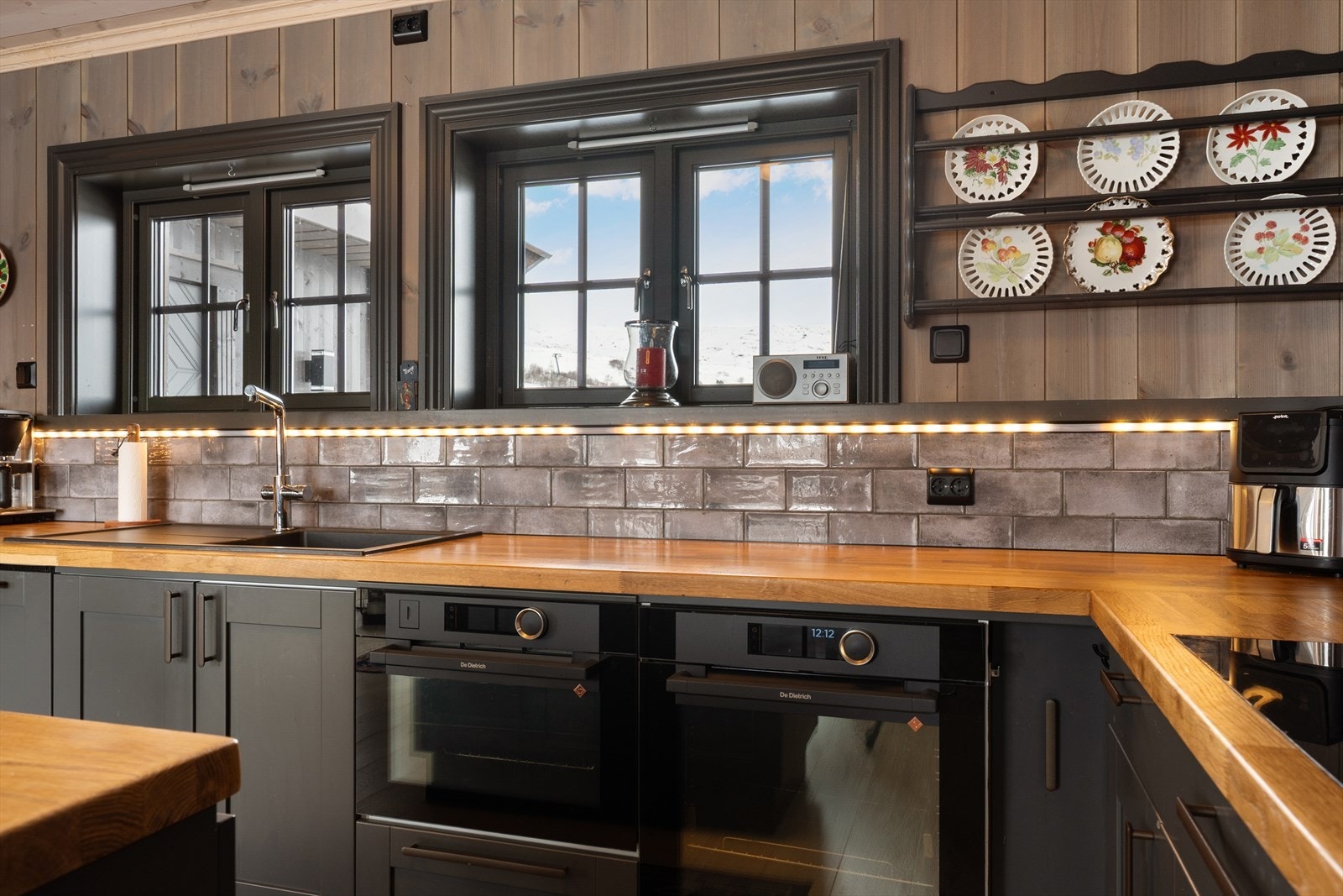 På kjøkkenet er det ventilator med avtrekk ut i yttervegg. De Dietrich stekeovner med pyrolyse og en kombi med damp. Galleribilde