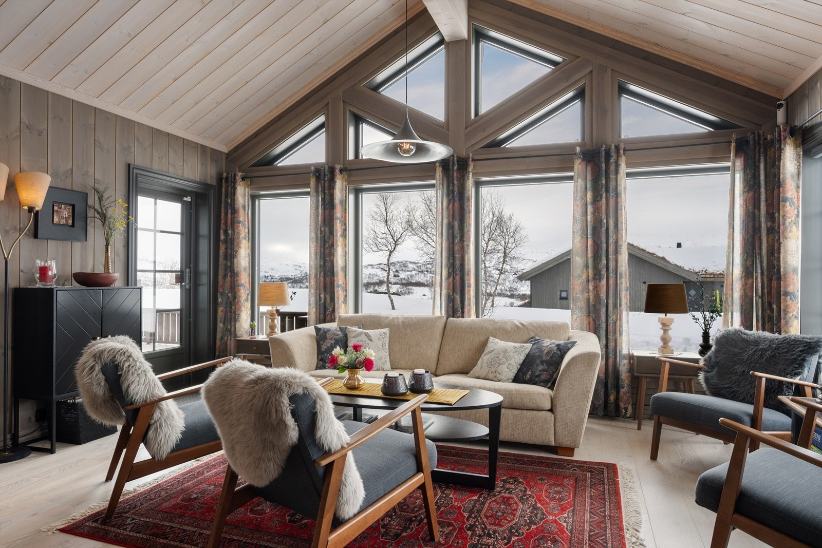 Sittegruppen er plassert for å utnytte utsikten og lyset fra vindusflatene. Her er det god plass og enkelt å møblere etter eget ønske. Galleribilde