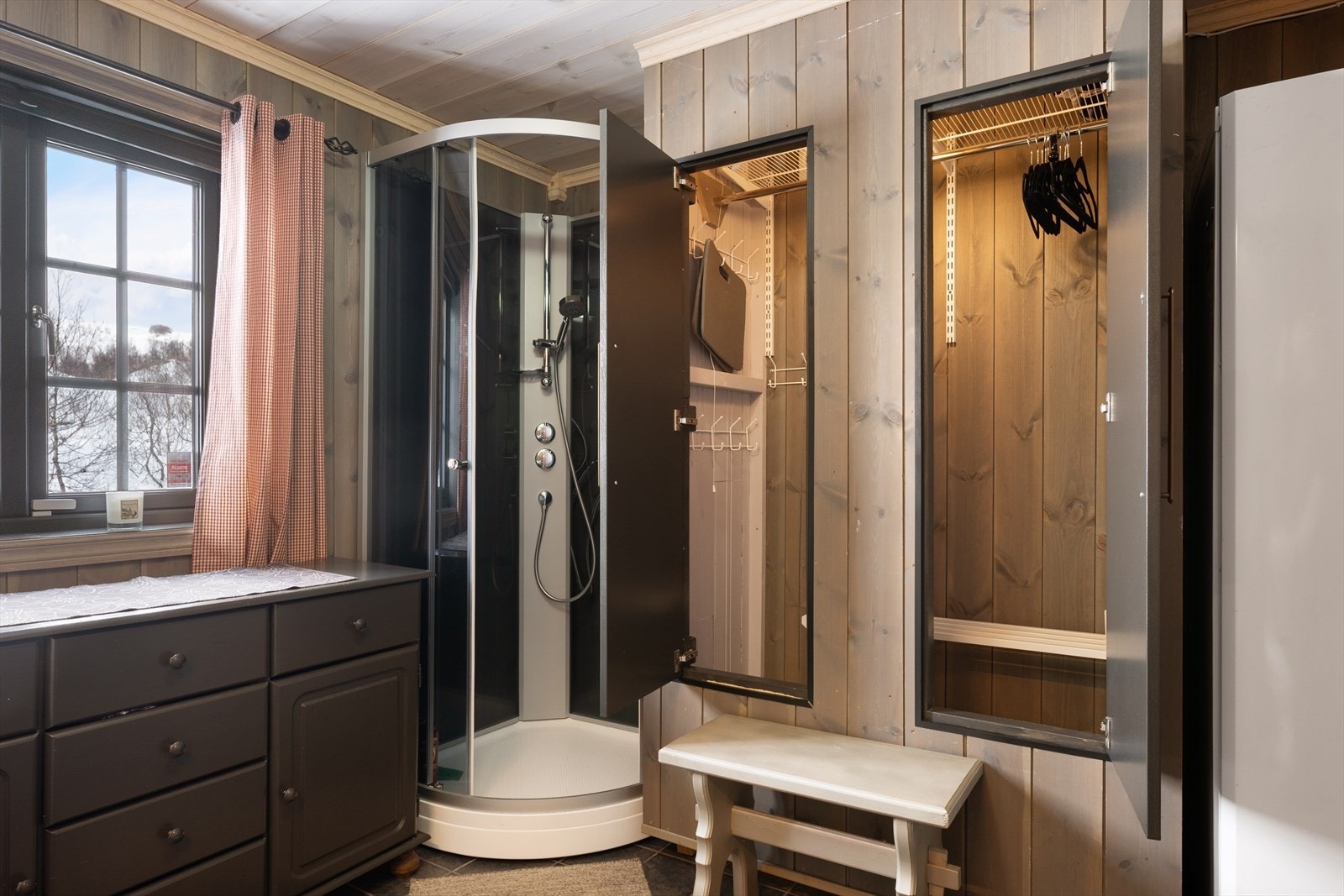 Her er det også dusjkabinett, opplegg for vaskemaskin og et smart tørkeskap for klær og utstyr. Galleribilde