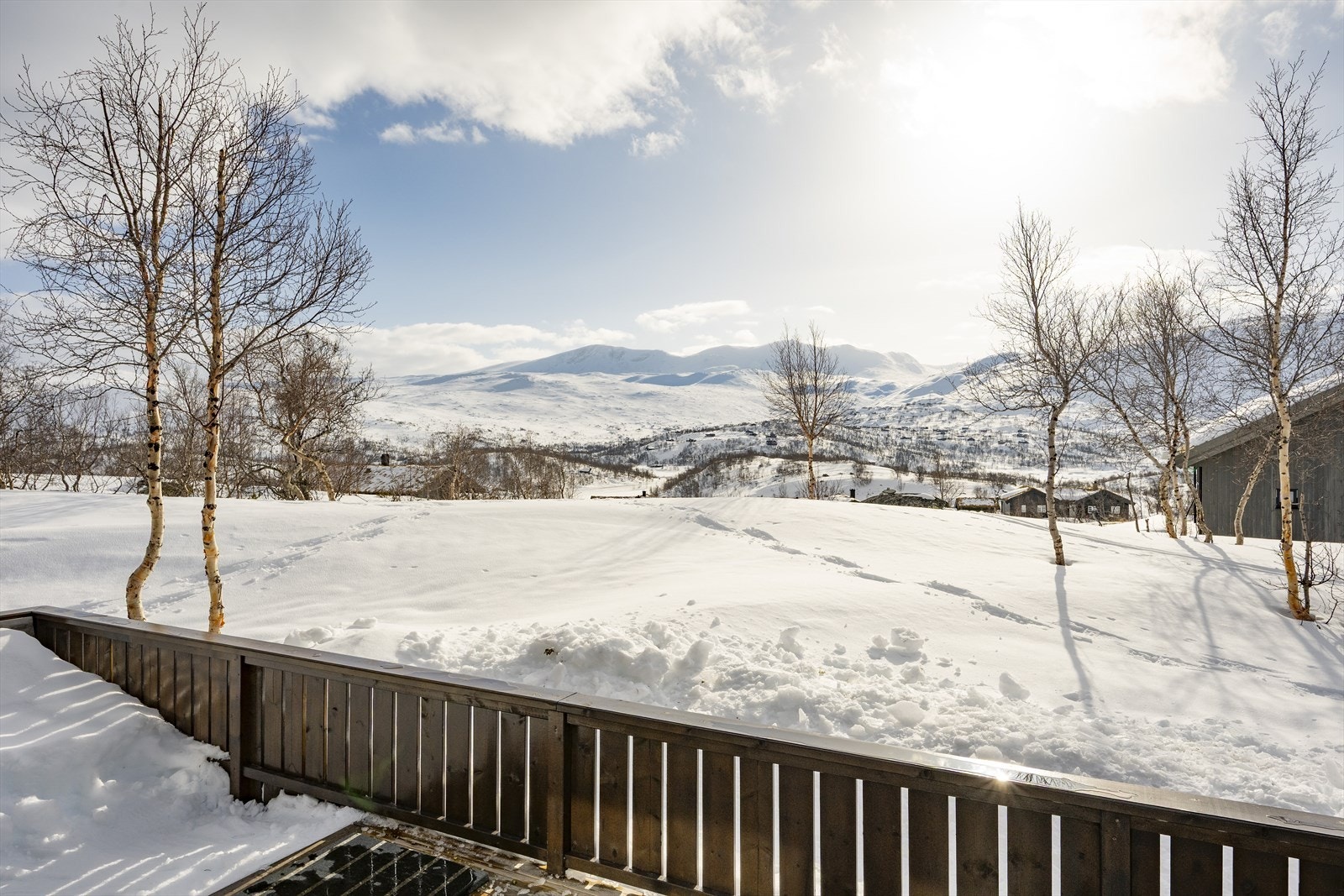 Fra terrassen og vinduene har man en flott utsikt over det omkringliggende fjellandskapet. Galleribilde