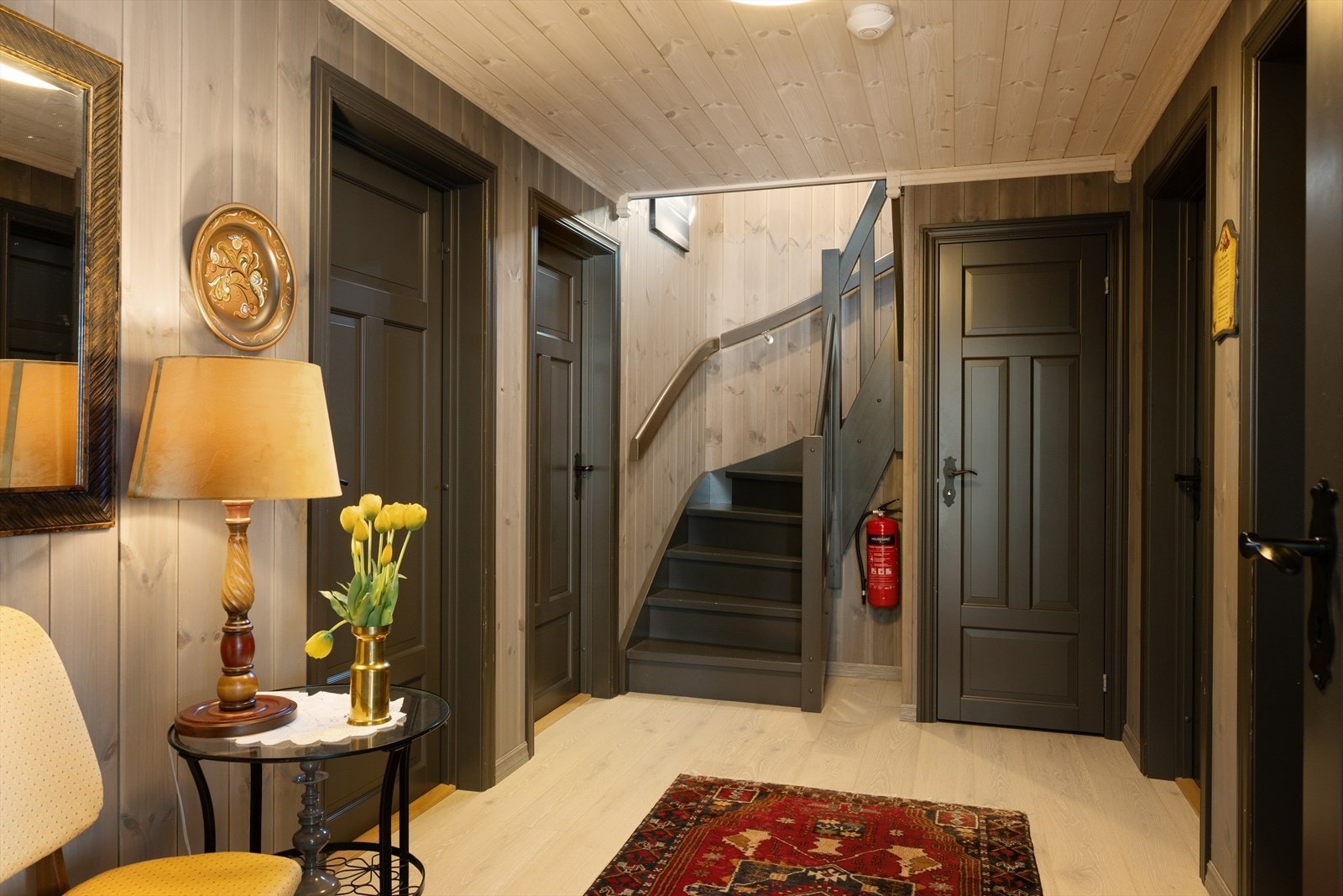 Videre kommer man inn i en mellomgang med tilgang til soverommene og ett av badene i hovedetasjen. Galleribilde