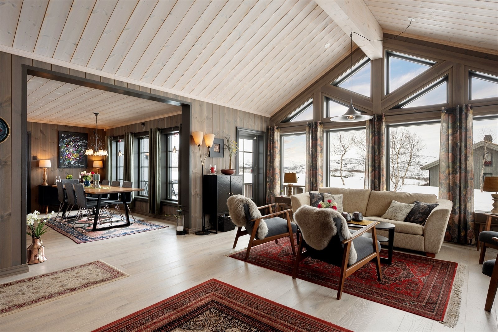 Mellom stua og spisestua er det åpen løsning som skaper en god flyt. Galleribilde