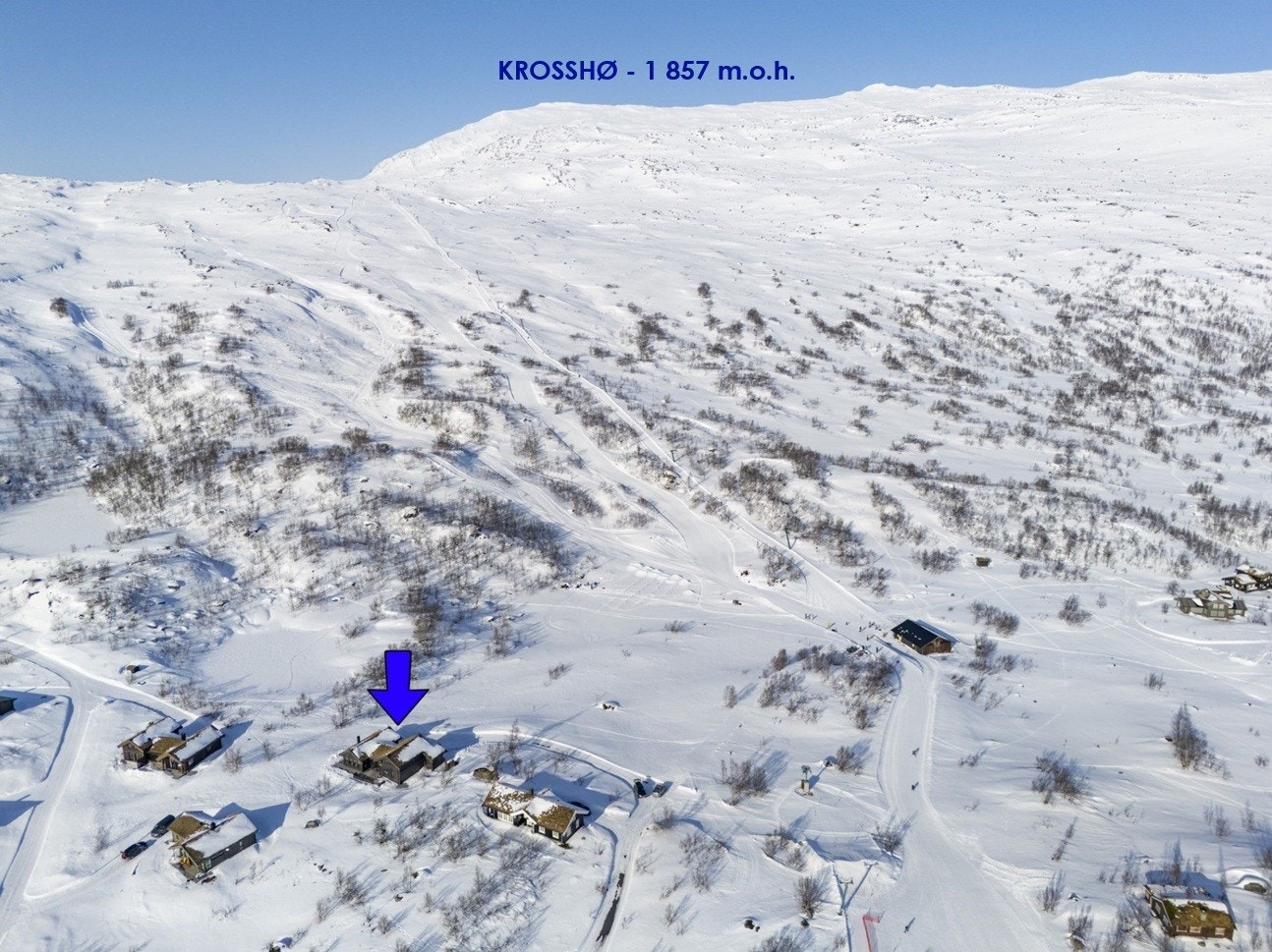 I bakkant av hytten er alpinanlegget. Spenn på deg randonee skiene ved hytta og start toppturen til KROSSHØ! Galleribilde