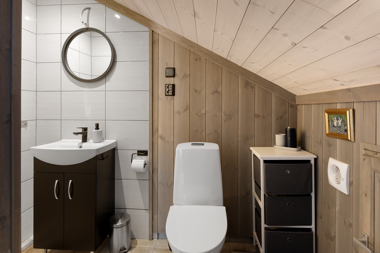 I loftsetasjen er det bad med flislagt gulv med varmekabler, servant og toalett. Galleribilde