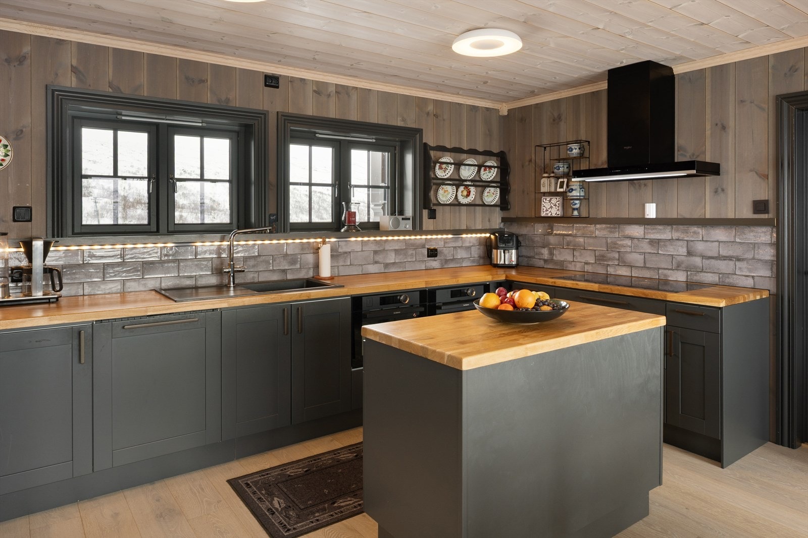 Moderne kjøkken (Drømmekjøkken) fra byggeåret med profilerte fronter og rikelig med benkeplass. Benkeplaten er av heltre eik. Galleribilde