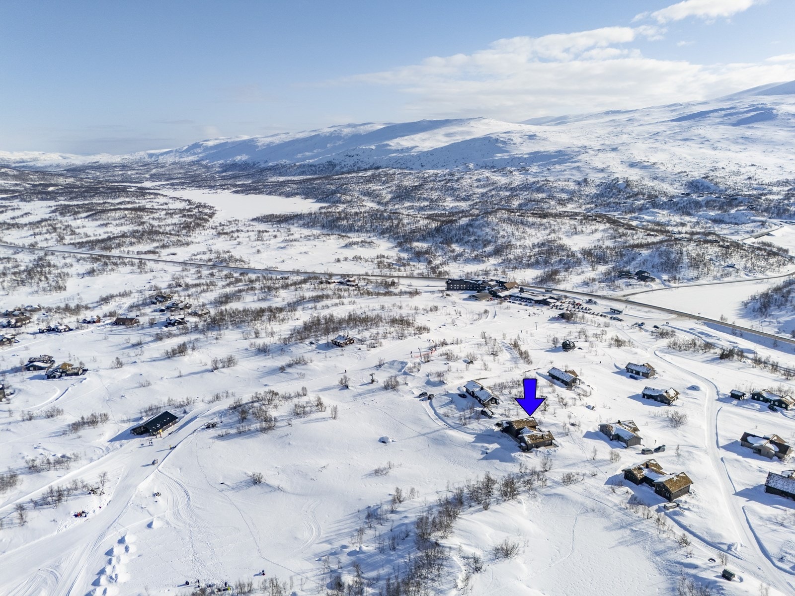 Dronebilde tatt mot Grotlivatnet, Grotli Høyfjellshotell og de omkringliggende fjellområdene. Galleribilde