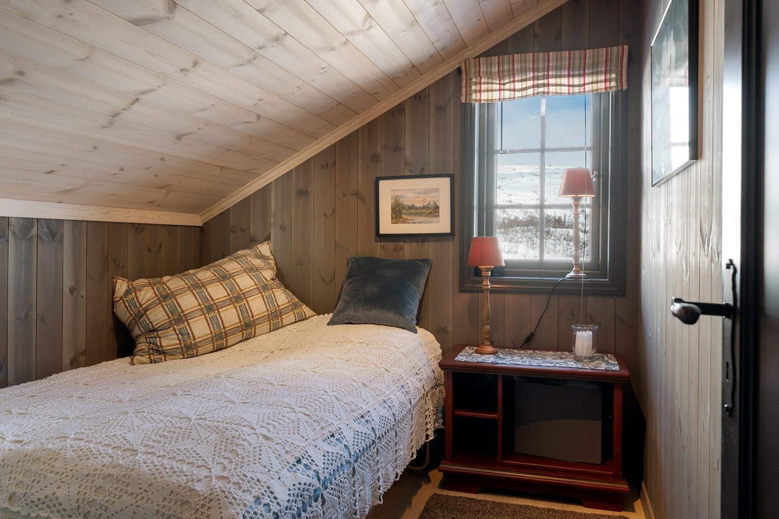 I loftsetasjen er det også to soverom. Her er det ekstra sengeplasser for familie og gjester. Galleribilde