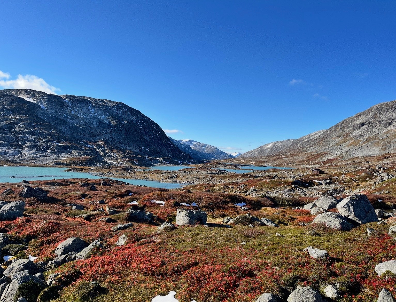 Selgers bilde - Landskapet i nærområdet byr på variert terreng, fra snaufjell til frodige daler. Galleribilde