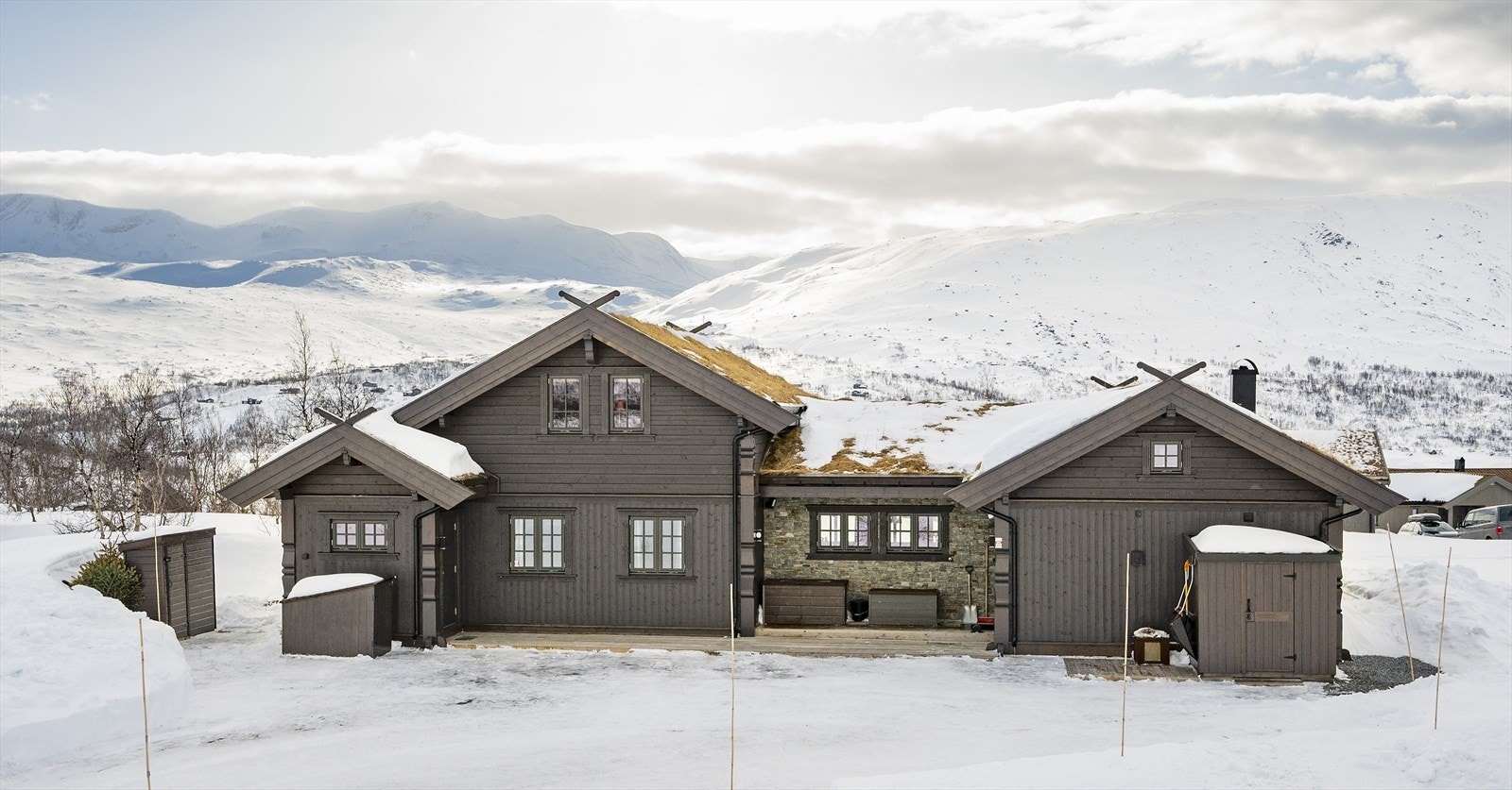 Eiendommen har en romslig og flat selveiertomt på 1 888 m². Veien frem til hytten er vinterbrøytet. Galleribilde