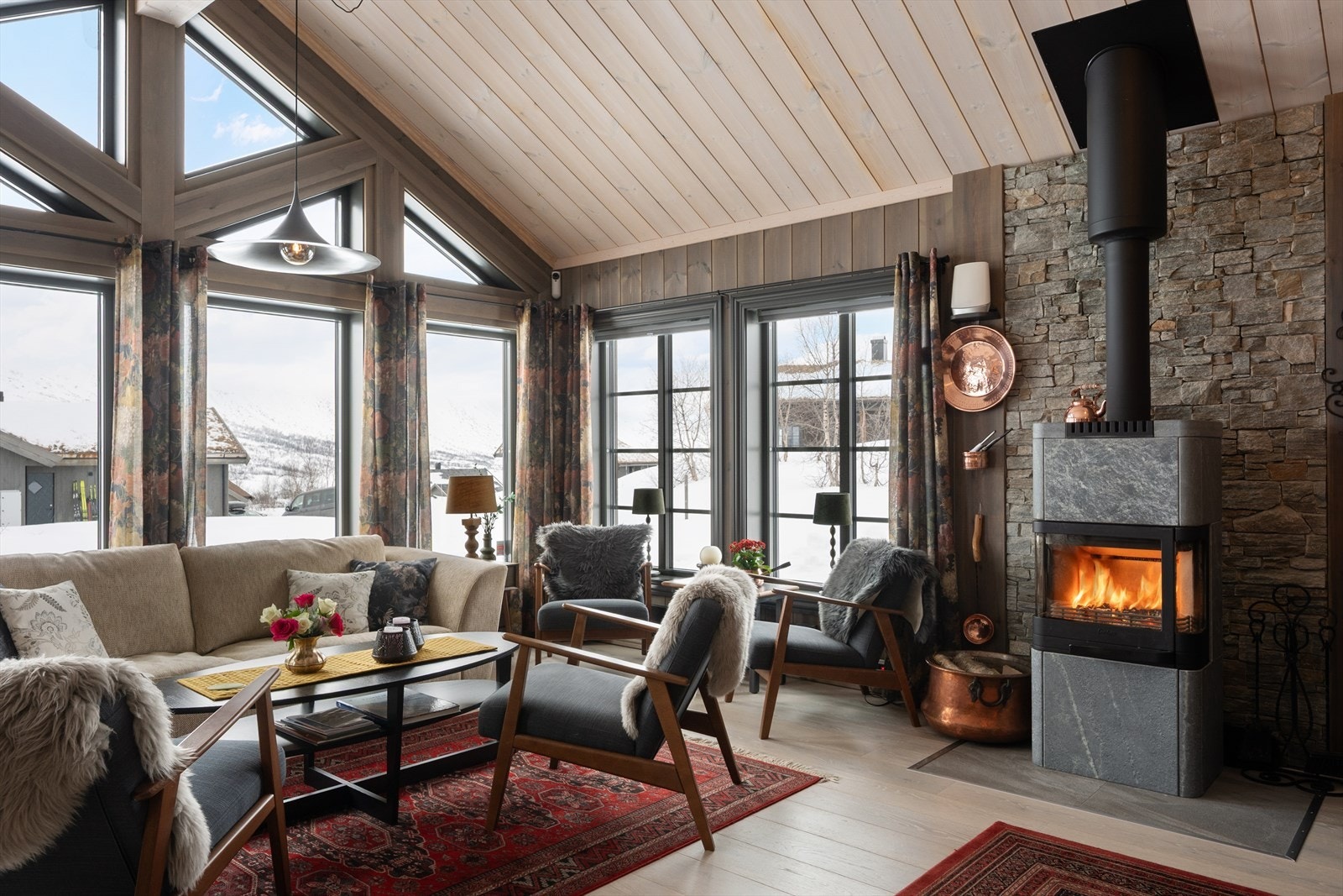 Her er det en moderne peisovn med kleberstein og varmeelement. Dette er et sentralt element som gir god varme til rommet. Galleribilde