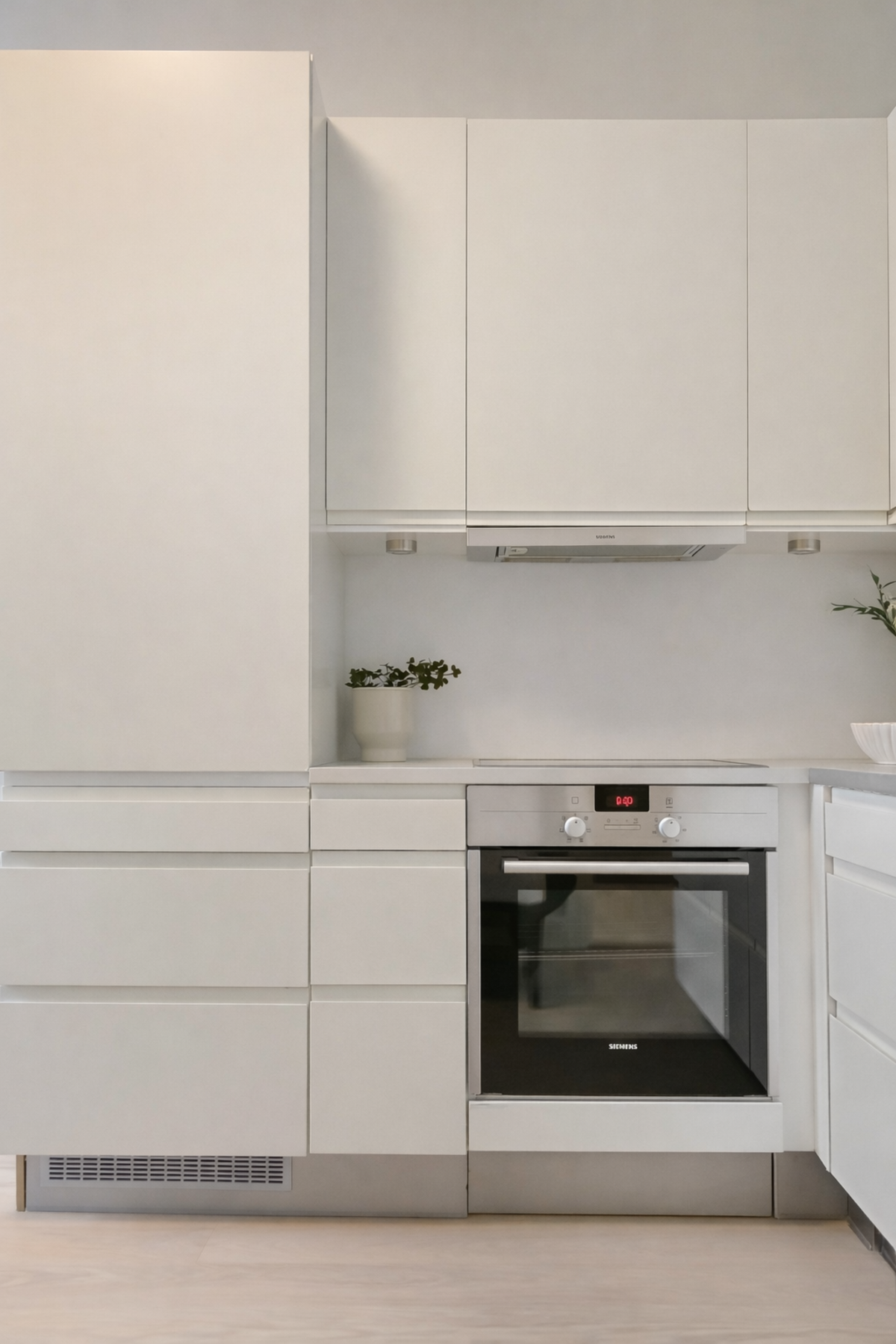 Enkelt å ta bort fliser over kjøkkenbenk for er mer stilrent uttrykk. Bildet er AI generert og avvik kan naturligvis forekomme. Galleribilde