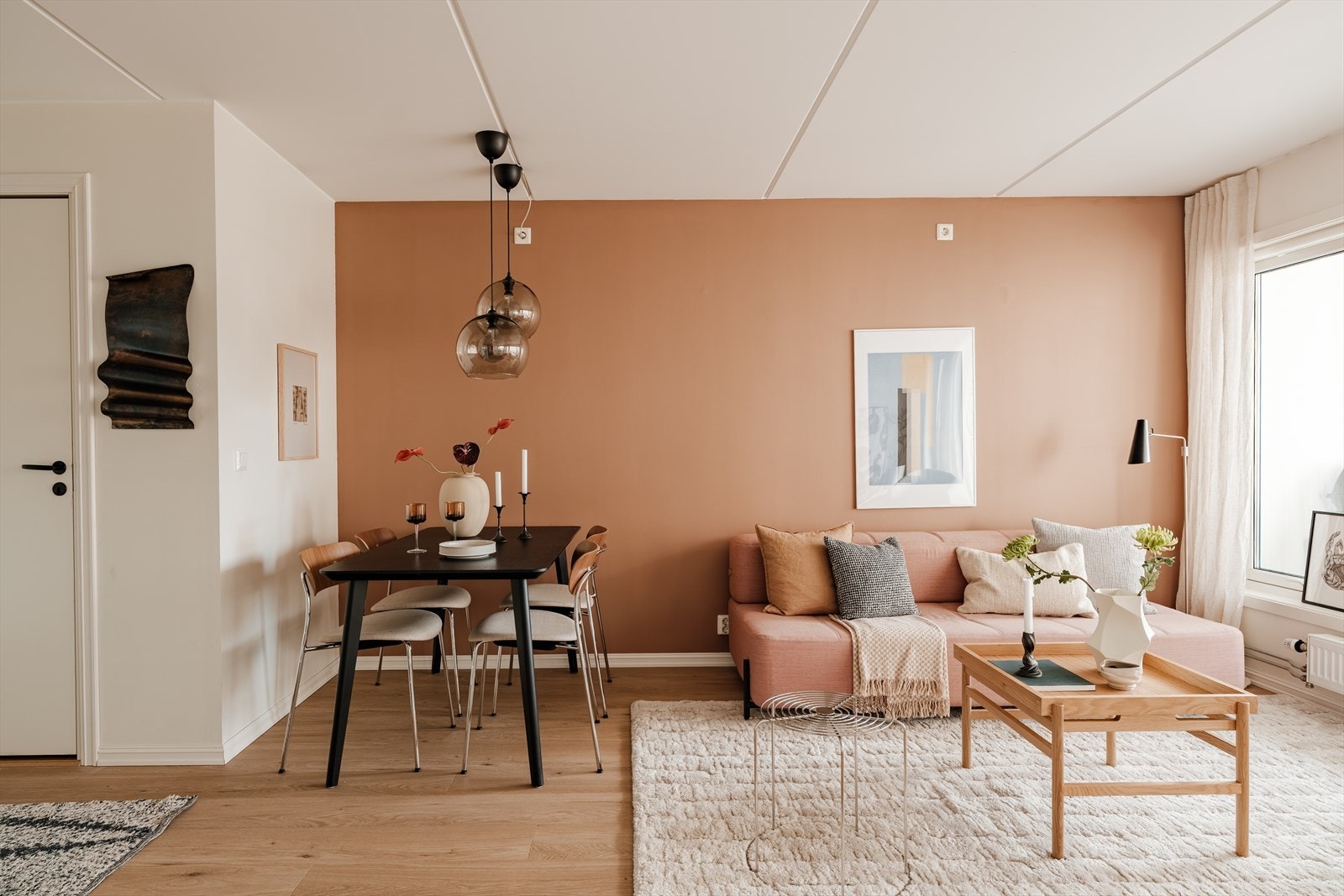 Innbydende stue med store vindusflater, gode lysforhold Galleribilde