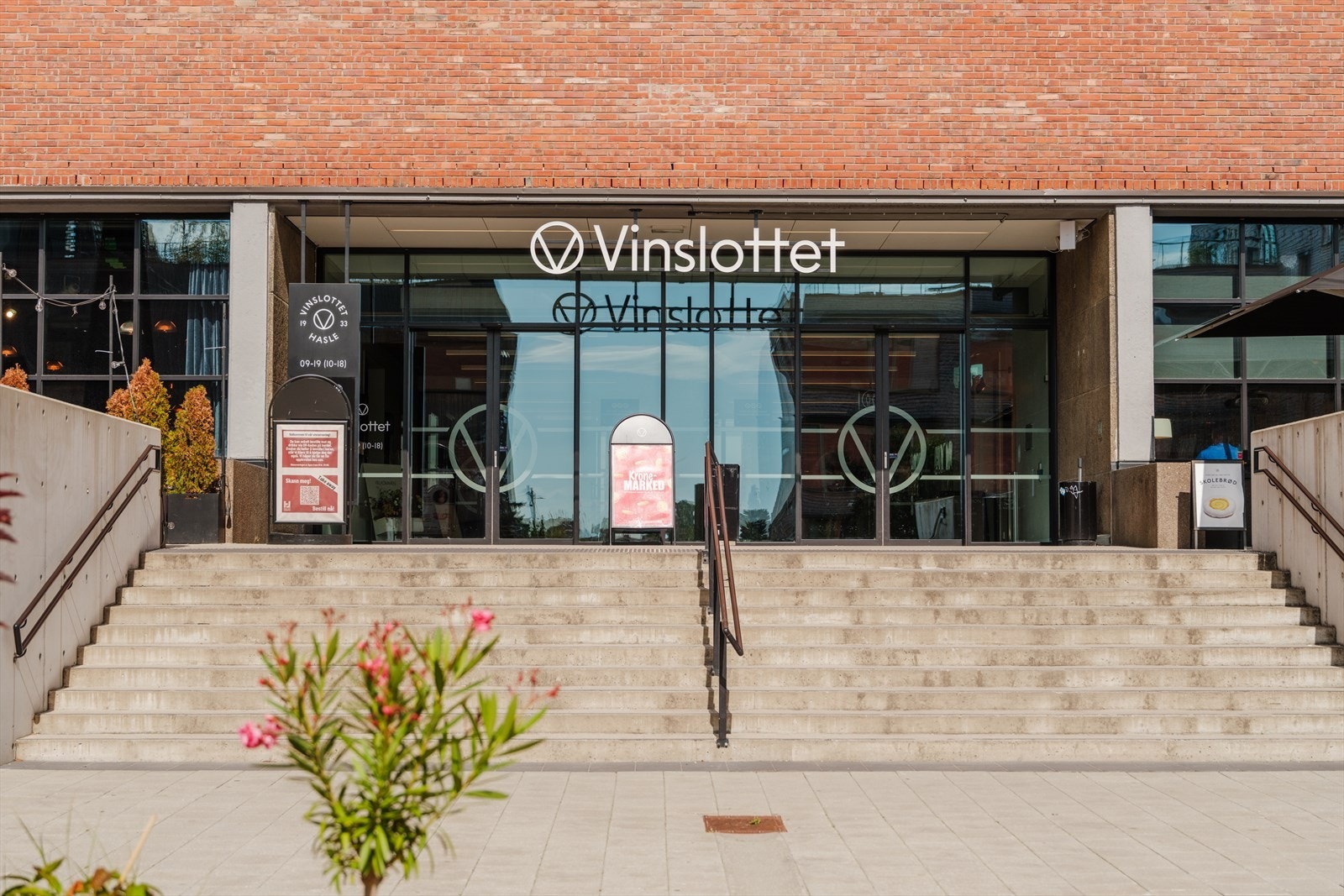 Omtrent 10-12 minutters gange fra boligen, ligger Vinslottet - et arkitektonisk landemerke som i dag fungerer som et stilfullt nærsenter med dagligvarebutikk, frisører, m.m, samt flere restauranter med hyggelige uteserveringer Galleribilde