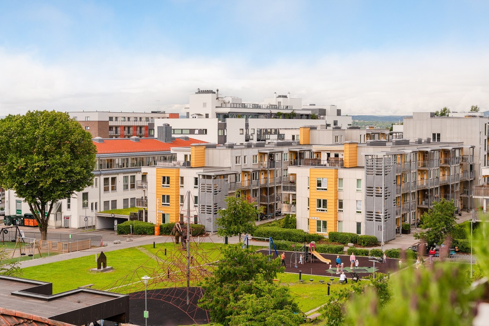 Løren byr på flere parker og grøntområder, blant annet Lørenparken, Skulpturparken, Frydenberg og Sinsenparken, og det er kort vei til Torshovdalen med store grøntarealer og flott utsikt over byen - særlig stemningsfullt ved solnedgang Galleribilde