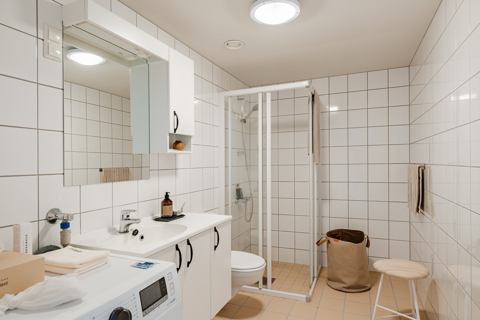 Romslig, helfliset bad med vannbåren gulvvarme og opplegg for vaskemaskin Galleribilde