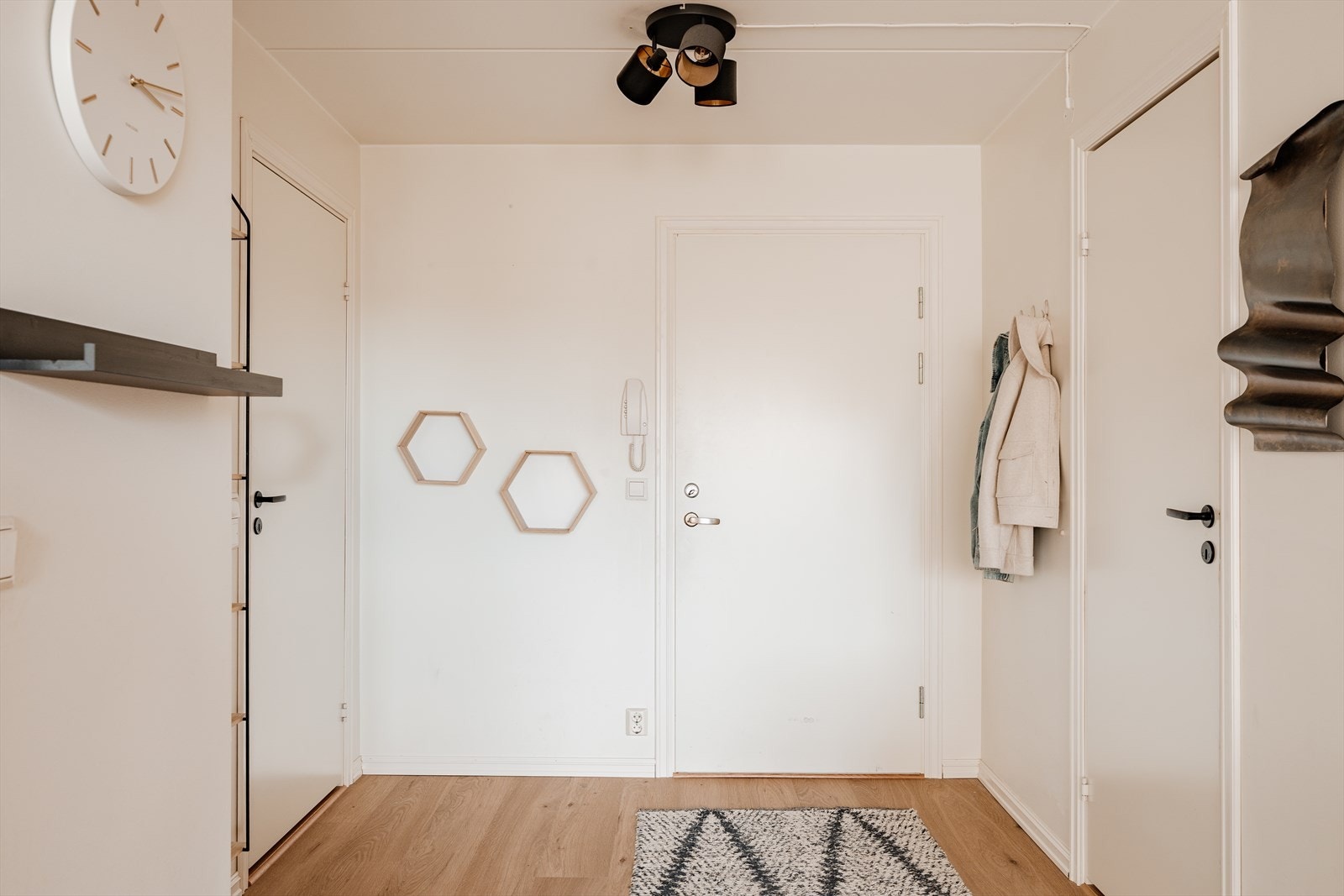 Romslig entré med 1-stavs laminat og lysmalte veggflater. Entréen har god plass til garderobeløsning, samt adkomst til en praktisk bod med strømuttak og gode oppbevaringsmuligheter Galleribilde