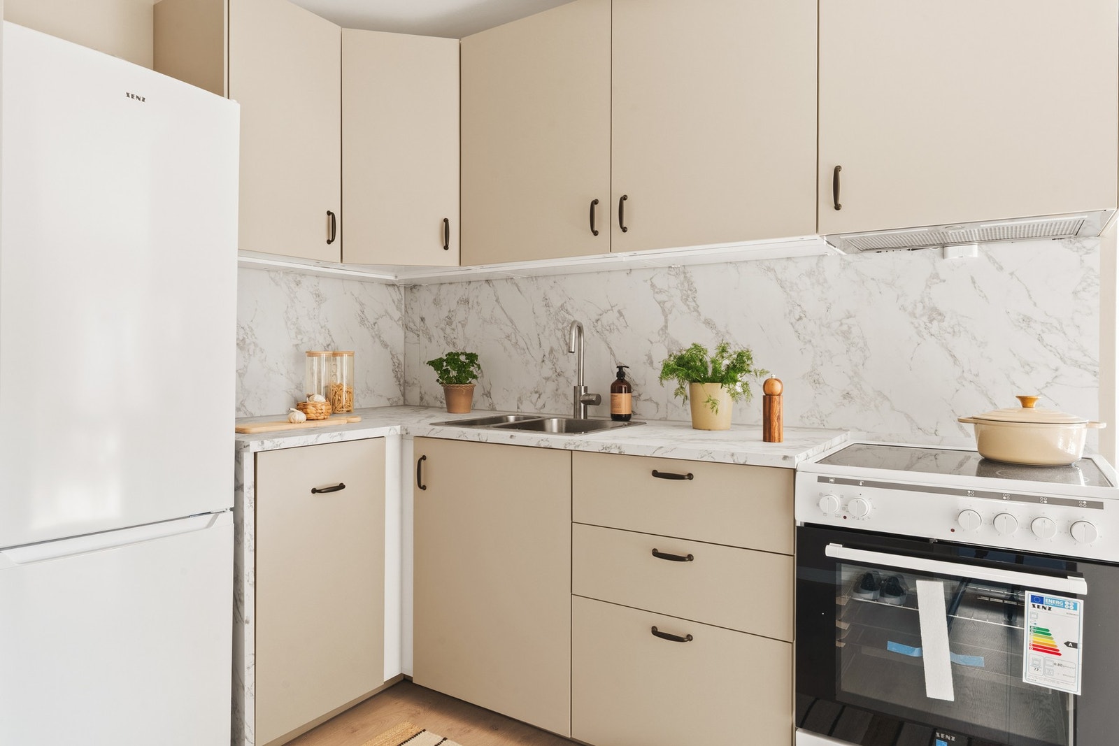 Alle hvitevarer er ubrukt og medfølger handelen. Galleribilde