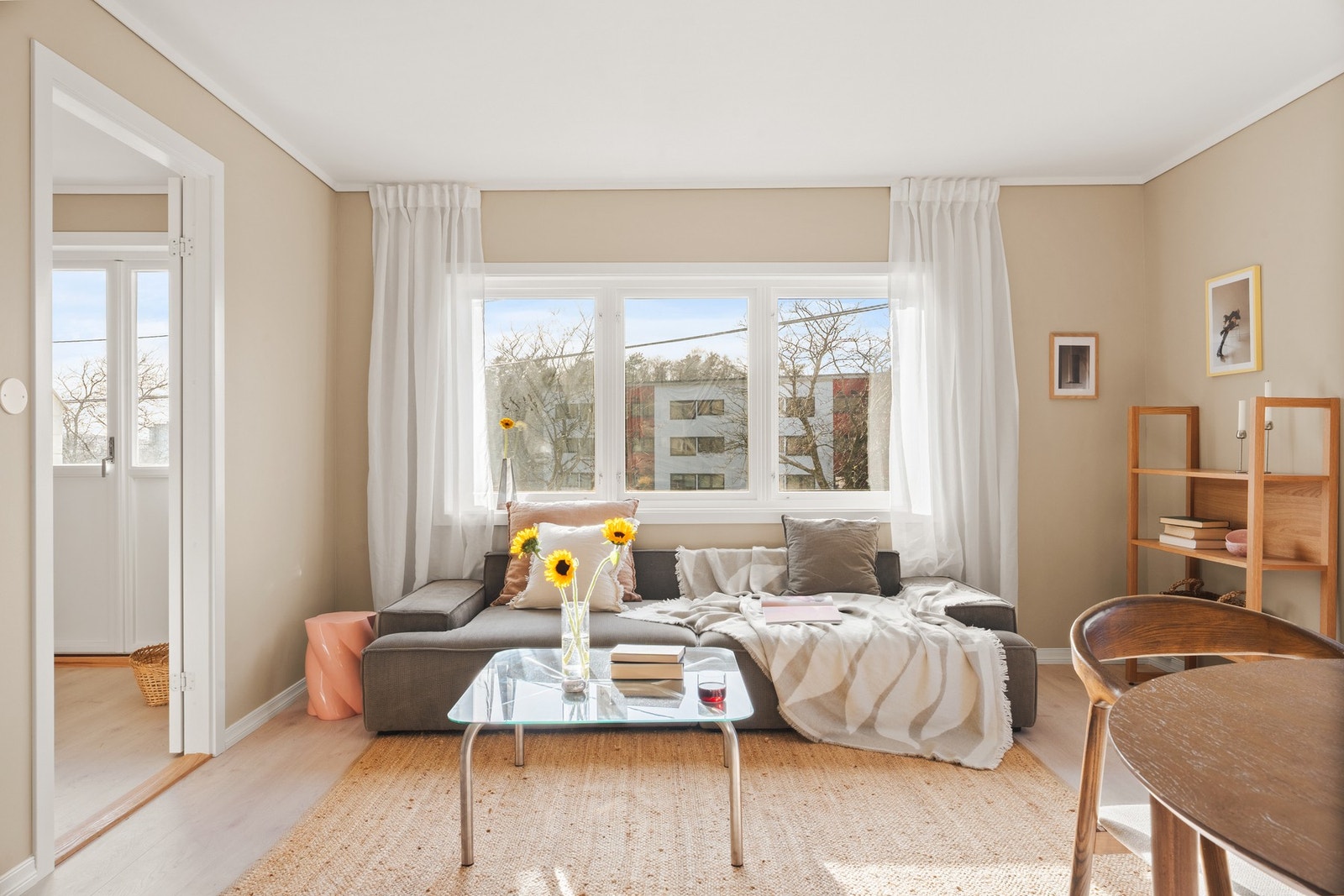 Hele leiligheten er pusset opp i 2025/2026 og dokumentasjon på arbeider foreligger. Galleribilde