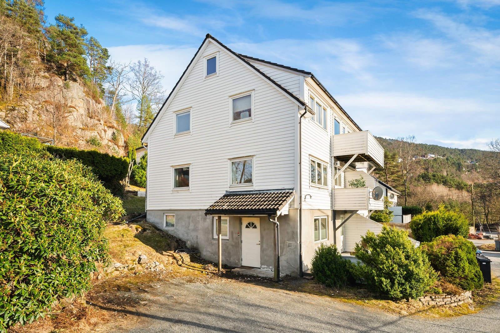 Parkeringsplass tilhørende leiligheten ved siden av bygget. Galleribilde