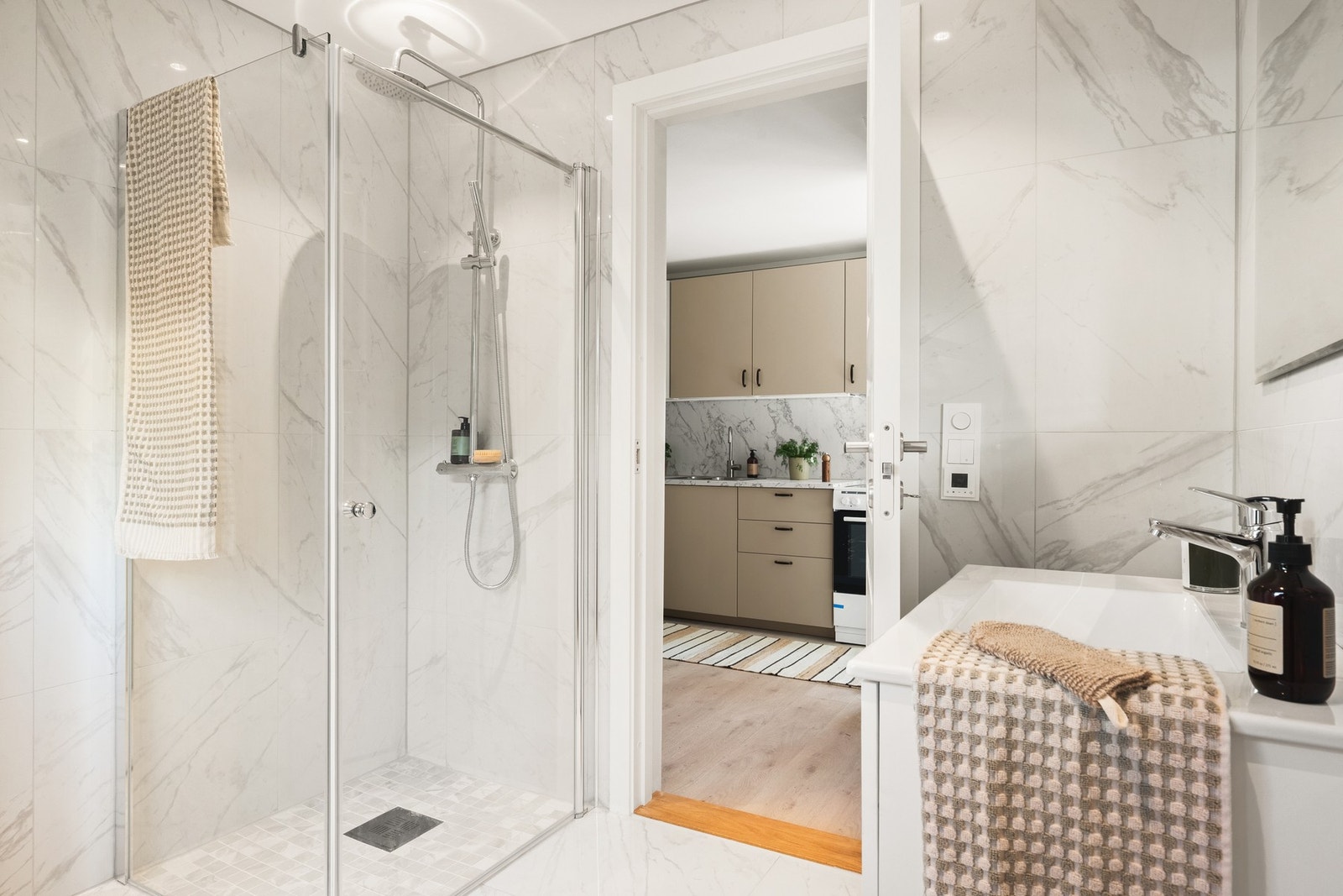 Helt nytt bad med flotte detaljer. Dokumentasjon på arbeider foreligger. Galleribilde