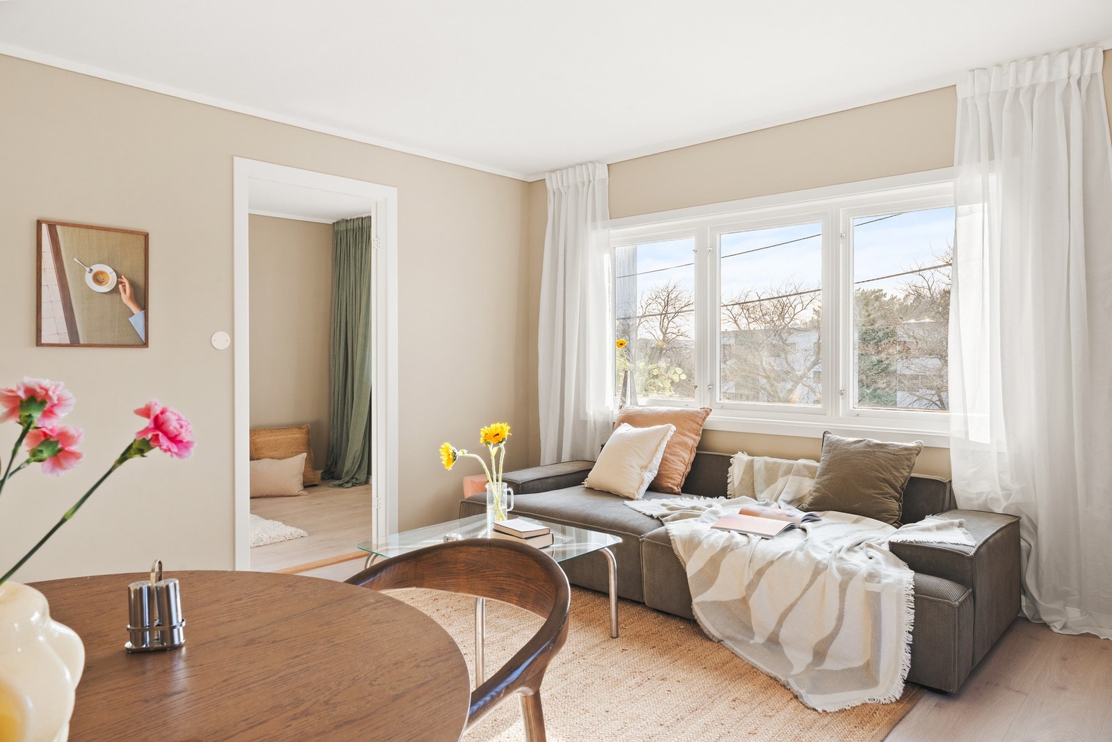 Store vindusflater sørger for godt med lysinnslipp. Galleribilde