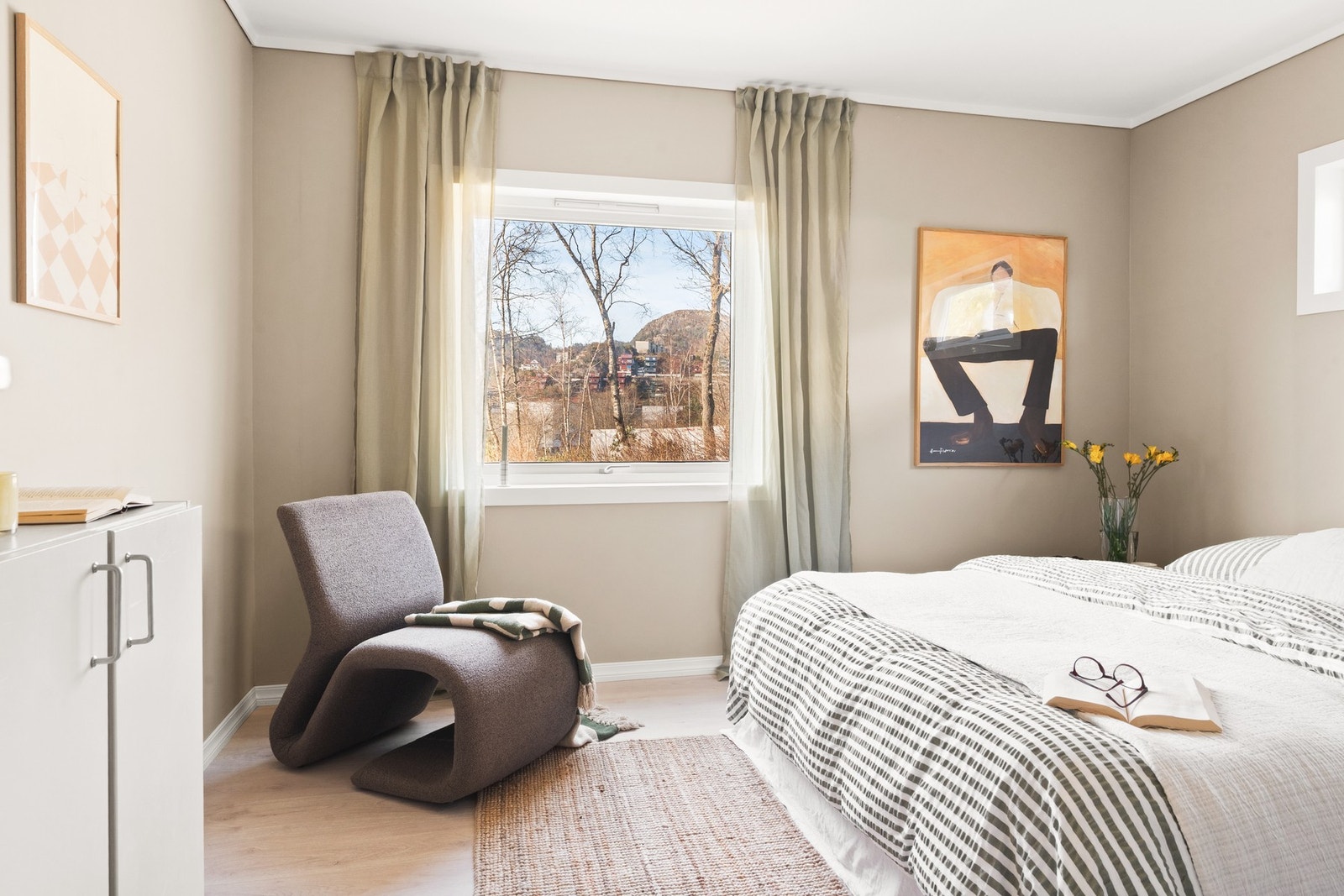 Hovedsoverommet måler 11,3 kvm og gir god plass til dobbeltseng og garderobe. Galleribilde