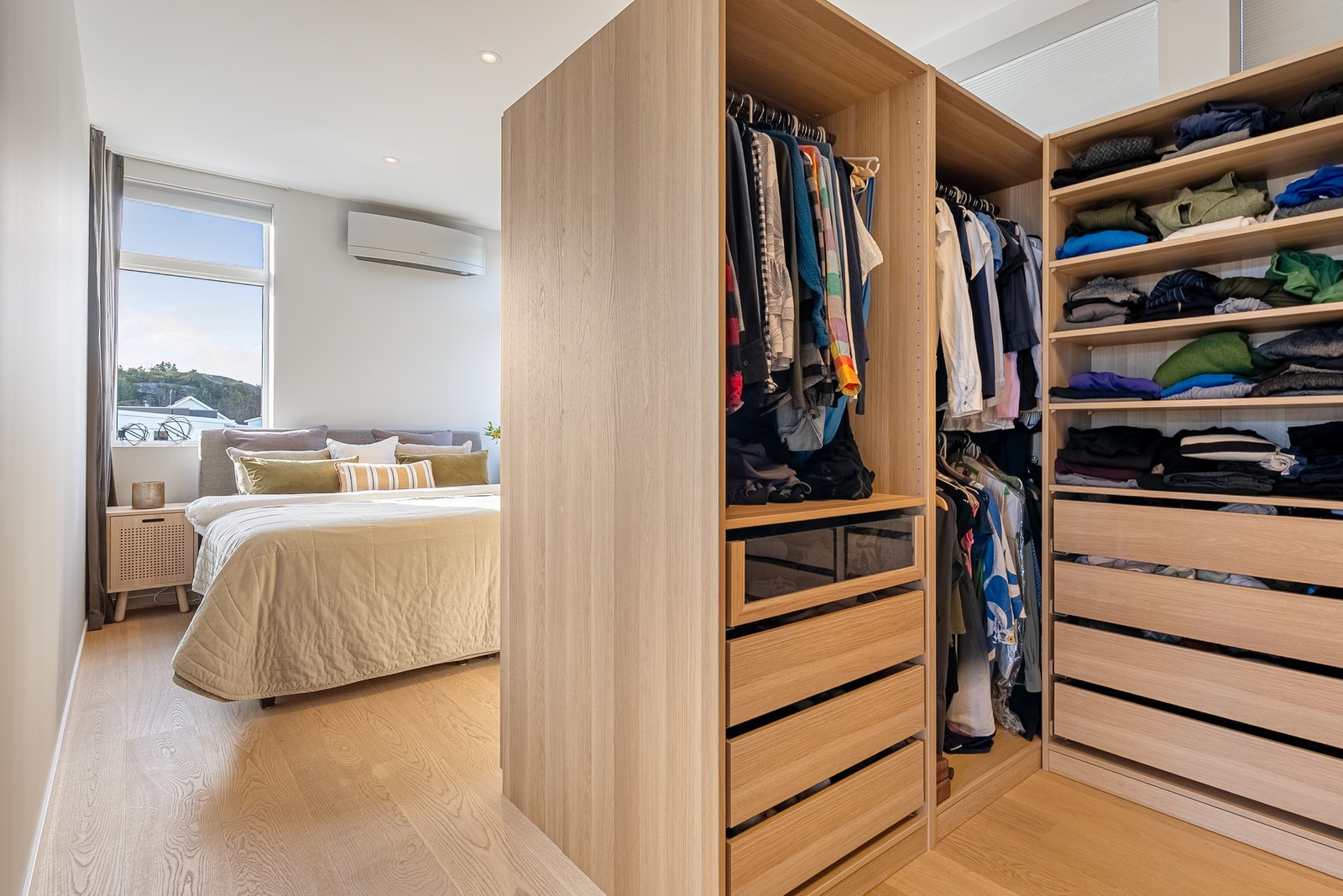 Stort hovedsoverom med walk in closet Galleribilde