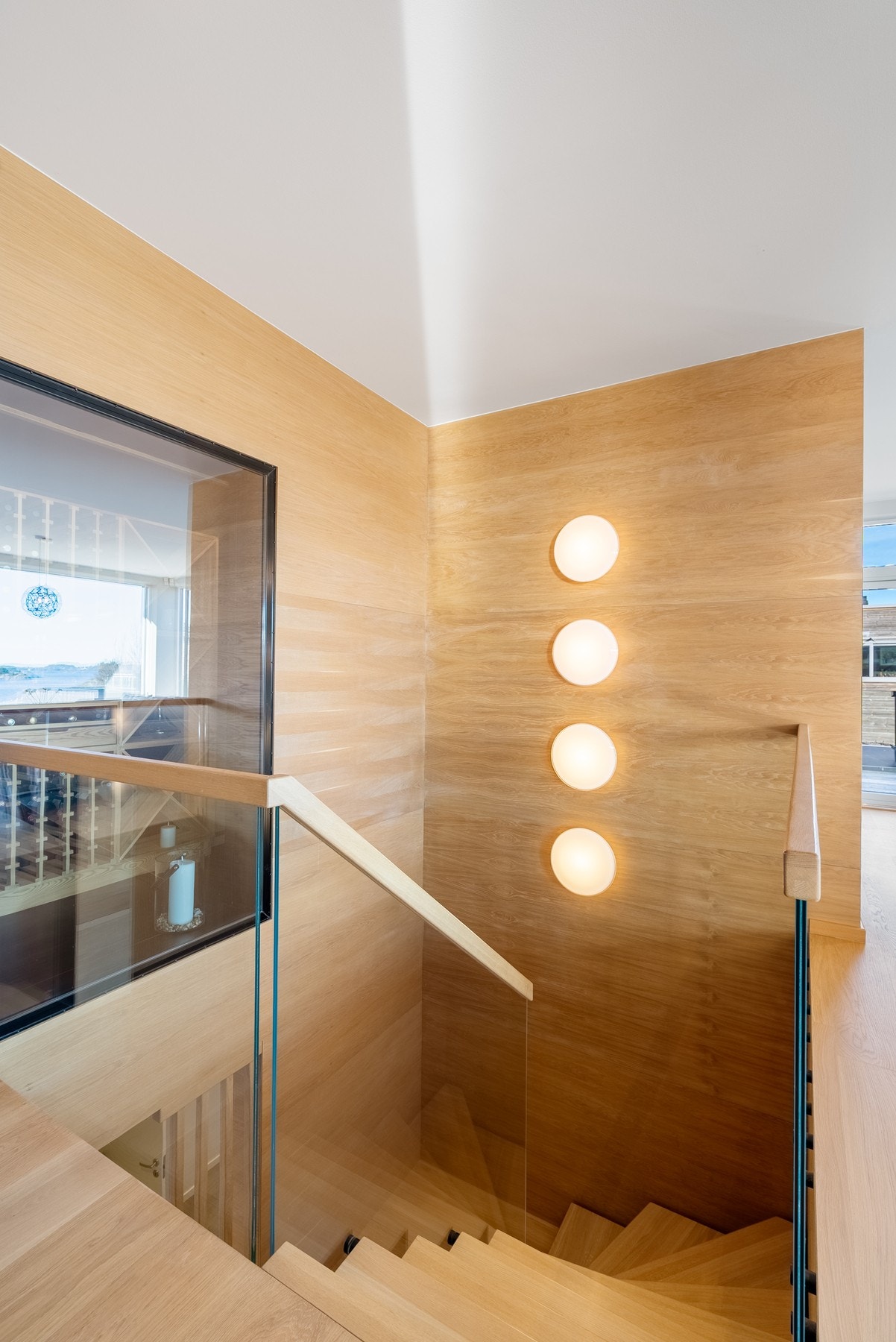 Rålekker trapp og lyssetting med integrert vinrom Galleribilde