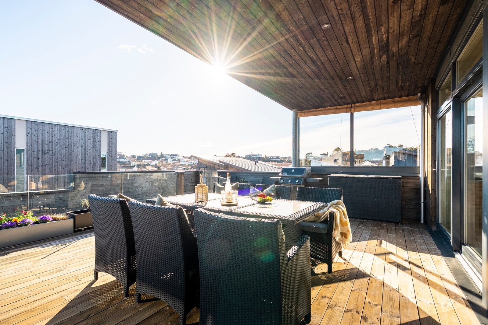 Takterrassen bader i sol fra morgen til kveld Galleribilde