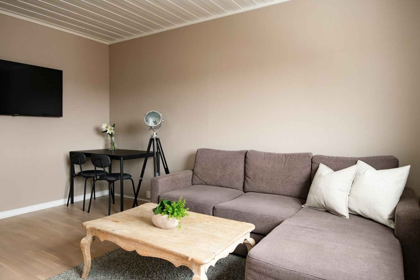 Eiendommen har en meget attraktiv beliggenhet i et rolig boligområde med nærhet til Akerselva og marka. Galleribilde