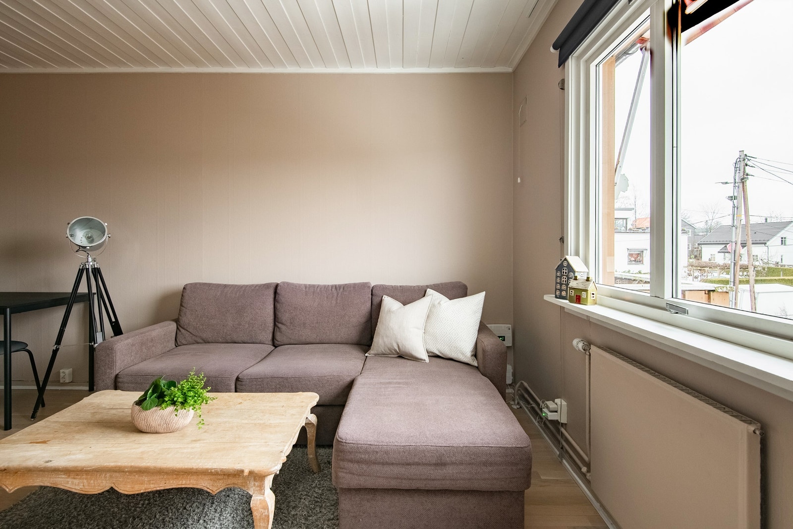 Stuen har et stort vindu mot rolige omgivelser og lite innsyn, noe som løfter rommet og gir det et luftig preg. Galleribilde