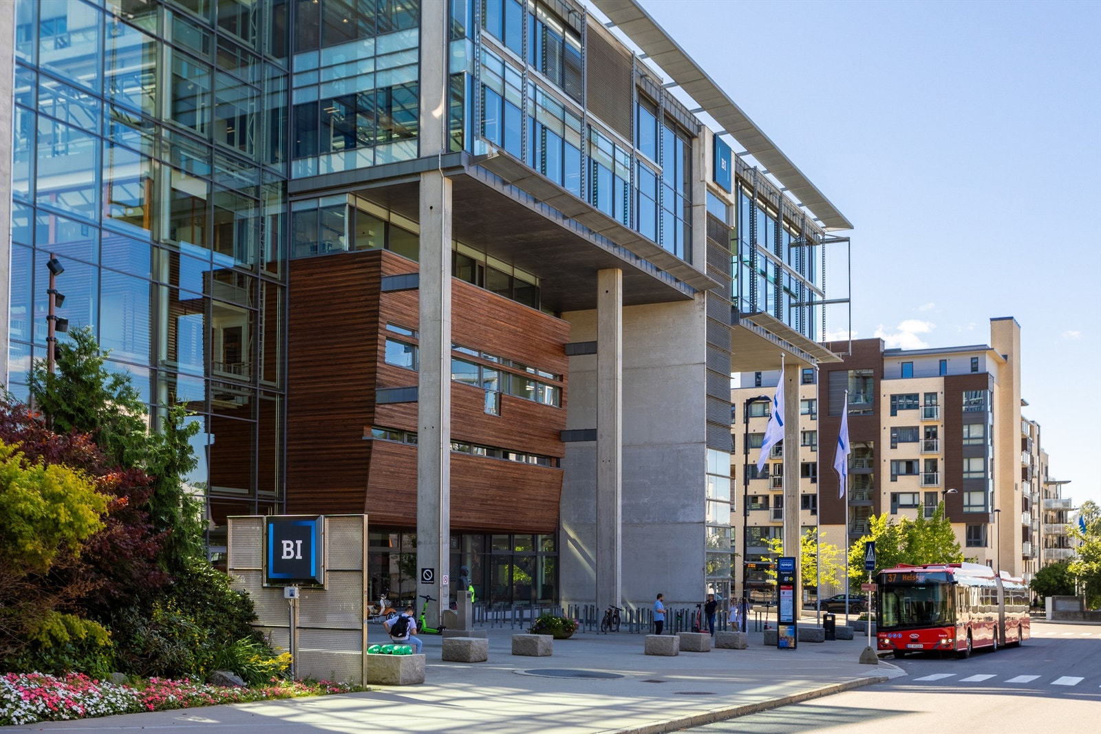 Handelshøyskolen BI er en av Europas største handelshøyskoler og ligger sentralt til på Nydalen med et levende studentmiljø. Galleribilde