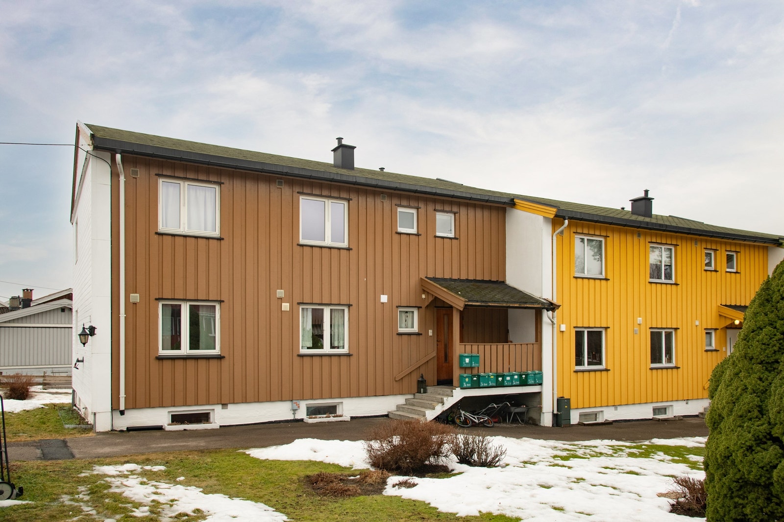 Her bor du rolig og sentralt til i en leilighet med unik og ettertraktet rekkehusfølelse! Galleribilde