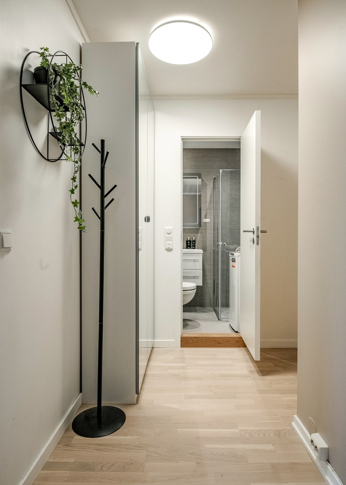 Entréen er innbydende, og har god plass til oppbevaring av sko og yttertøy. Galleribilde