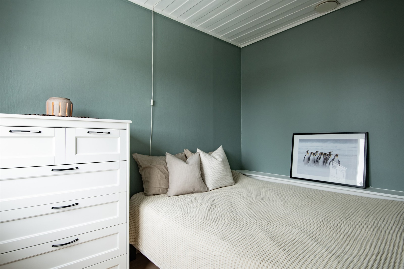 Soverommet har plass til en dobbeltseng, nattbord og garderobeskap. Galleribilde