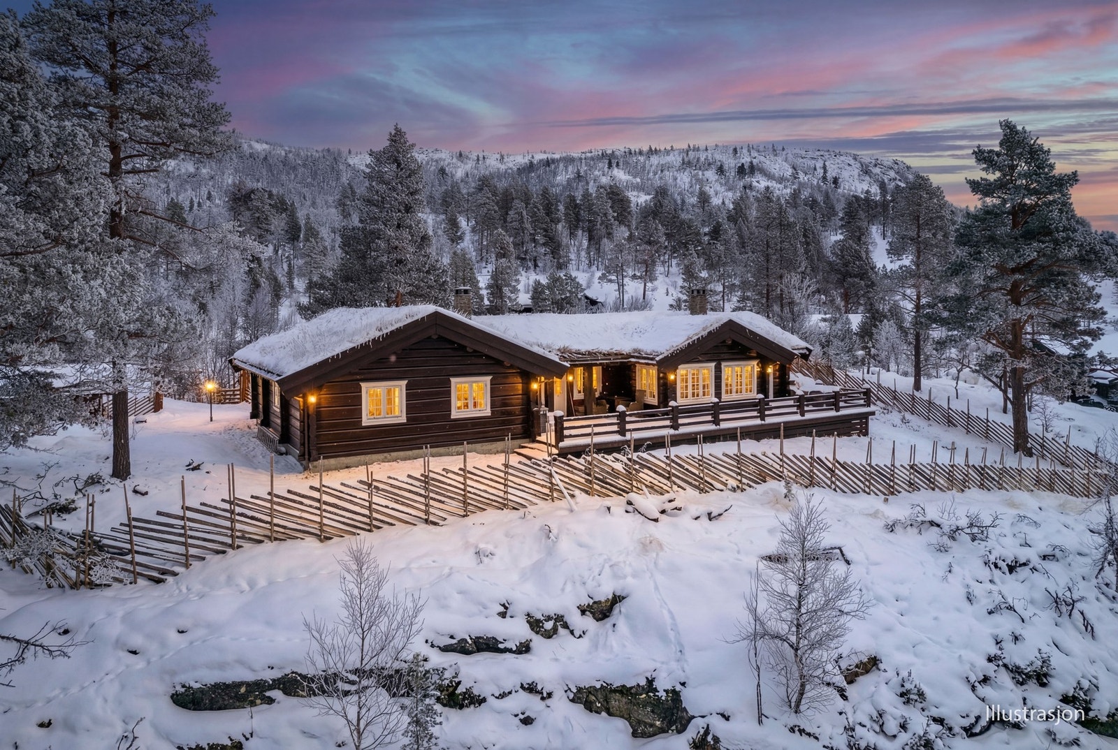 Eiendommen er innrammet med ny skigard, solide portstolper og en flott port som gir et helhetlig og eksklusivt preg. Galleribilde