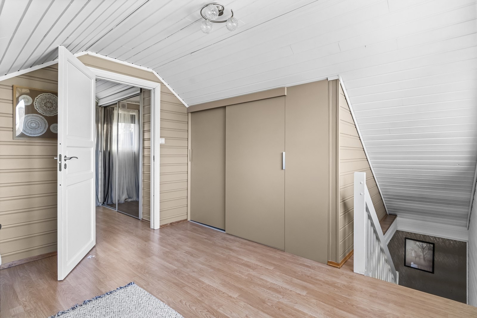 I denne etasjen finner du soverom, "loftsstue" og flere løsninger når det gjelder lagring / garderobe Galleribilde