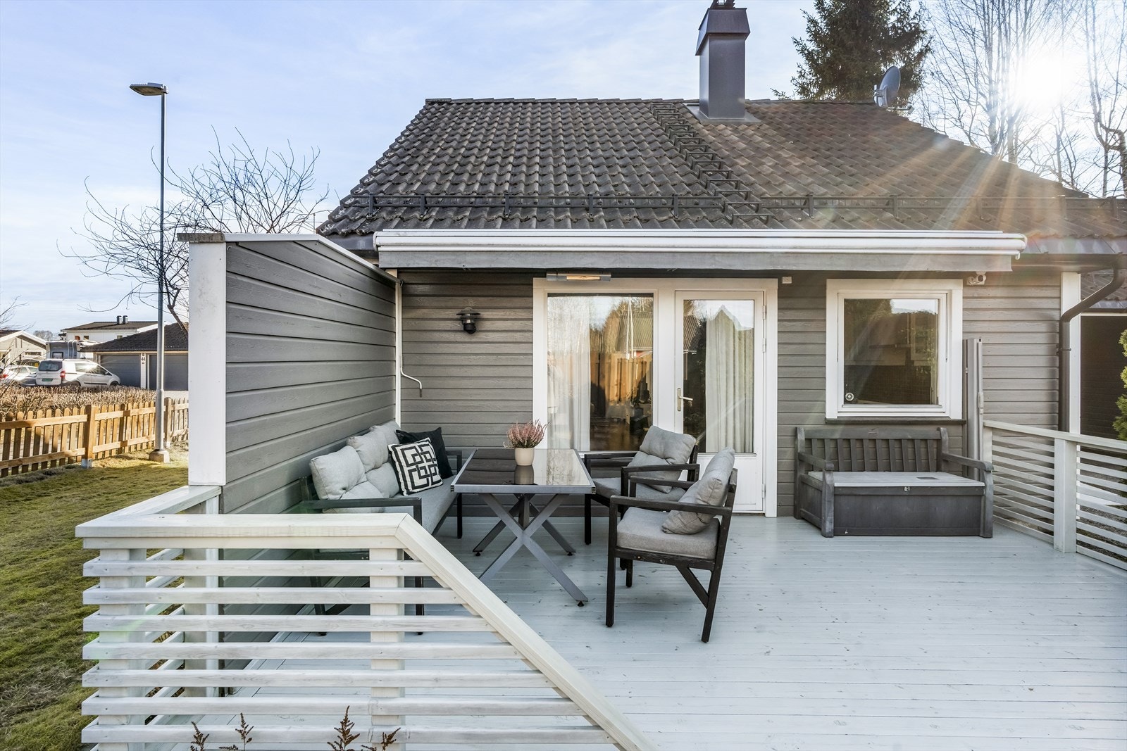 Terrassen og hagen er en fin forlengelse av huset i sommerhalvåret. Galleribilde