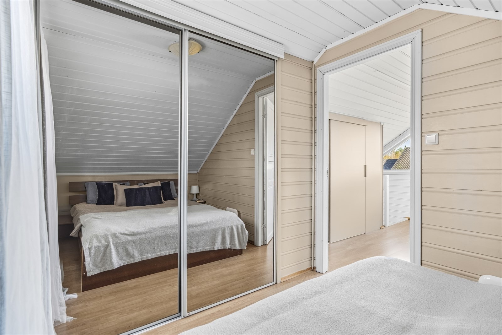 Det er også en svært dyp garderobe på dette soverommet Galleribilde